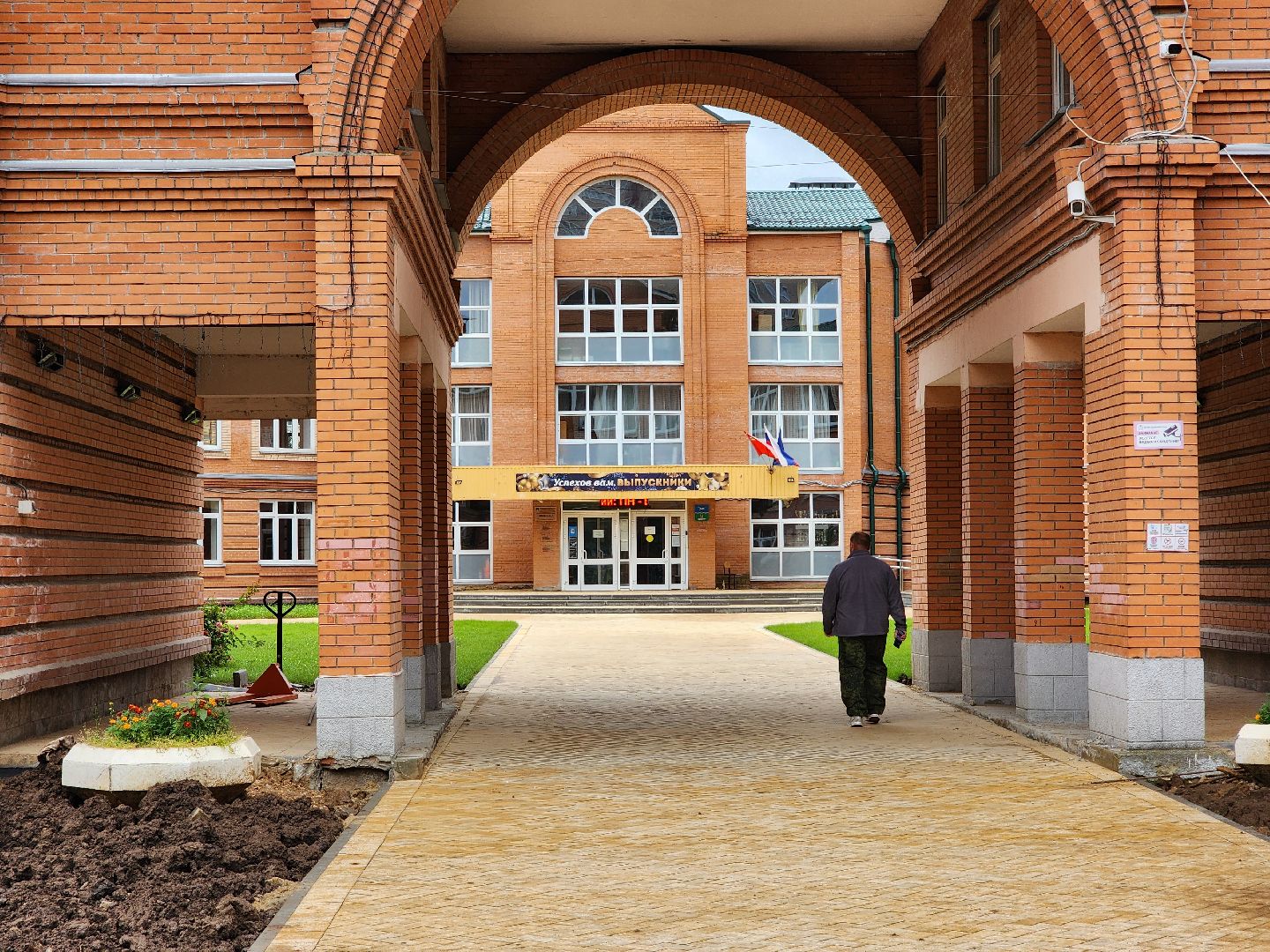 чехов, школа 3, пристройка на 200 мест, строительство, спортивные залы, актовый зал, читальный зал, оборудование, оснащение, техника, уборка, чистка окон, госпрограмма московской области, губернатор подмосковья,