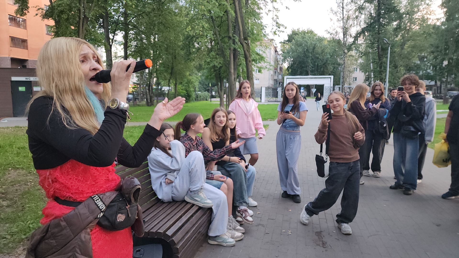 вертикалки, центральный парк, пушкино, певица, песни и танцы, музыка под открытым небом,подростки,хиты прошлых лет,музыка на воздухе,