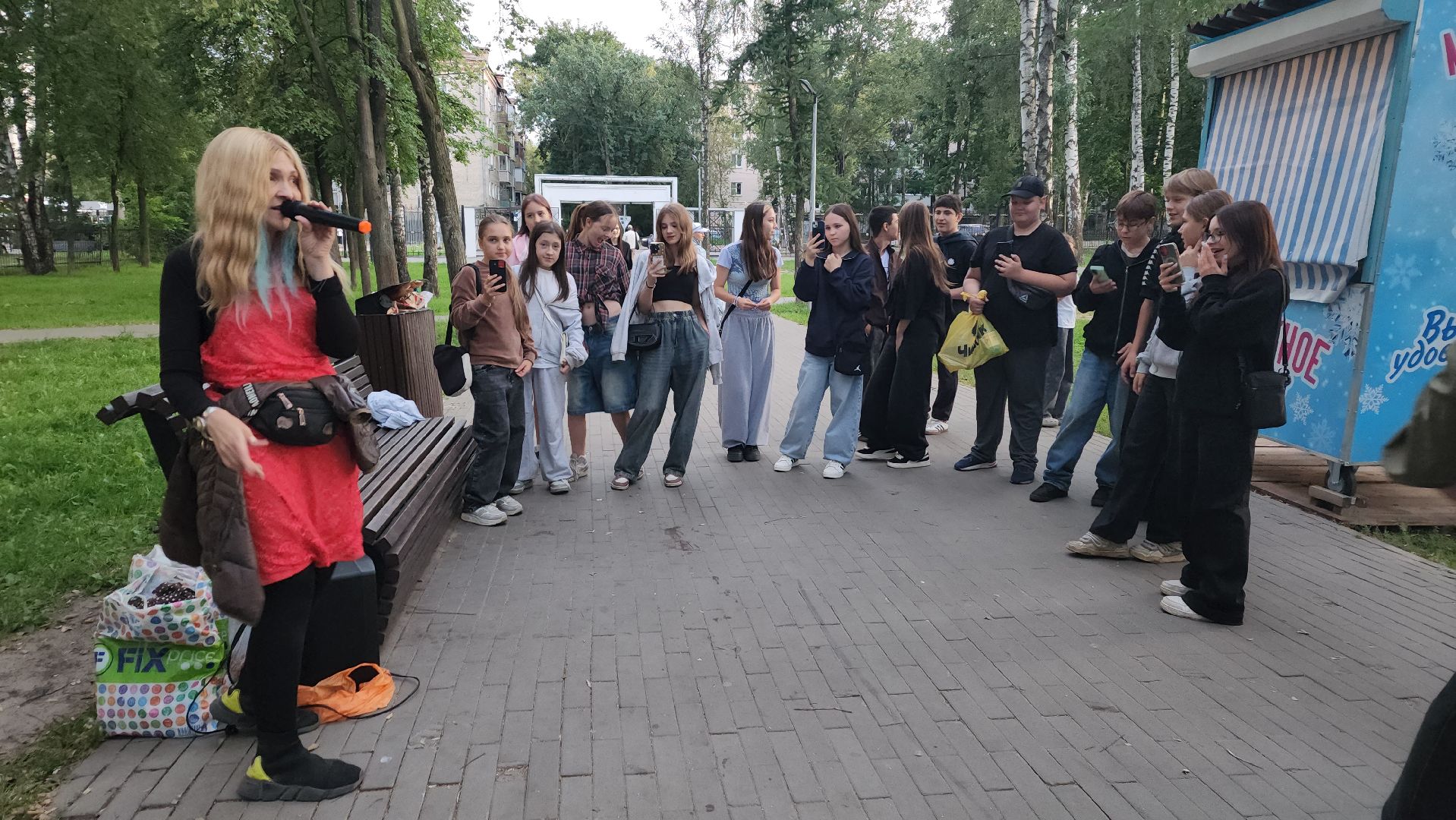 вертикалки, центральный парк, пушкино, певица, песни и танцы, музыка под открытым небом,подростки,хиты прошлых лет,музыка на воздухе,