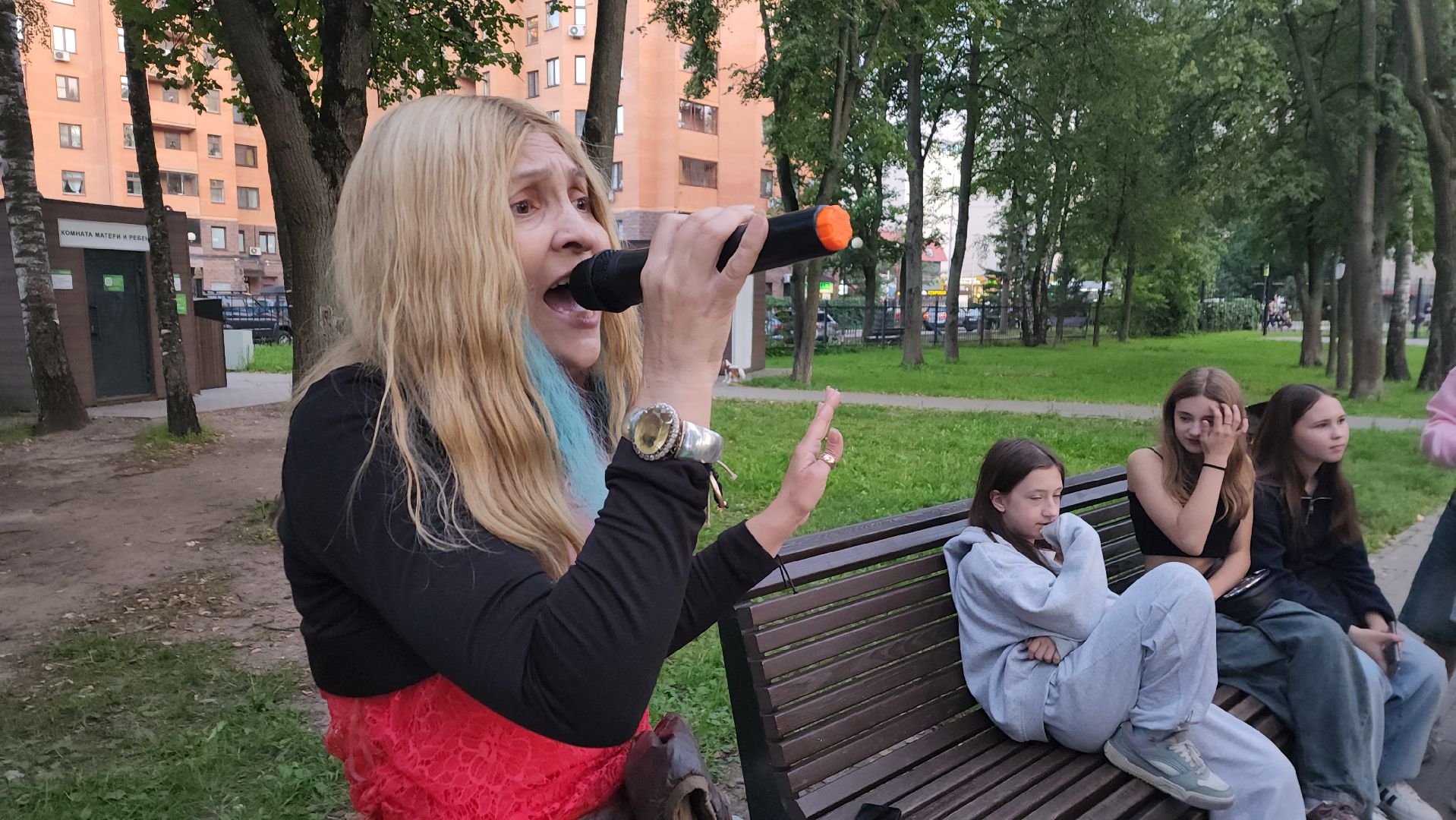 вертикалки, центральный парк, пушкино, певица, песни и танцы, музыка под открытым небом,подростки,хиты прошлых лет,музыка на воздухе,