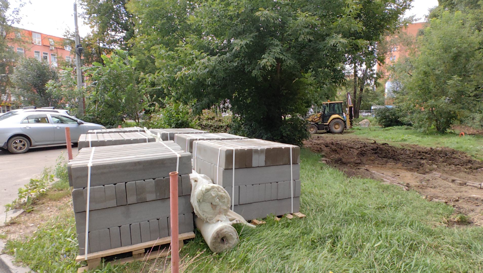 сквер, тротуар, урна, лавочка, камера видеонаблюдения,