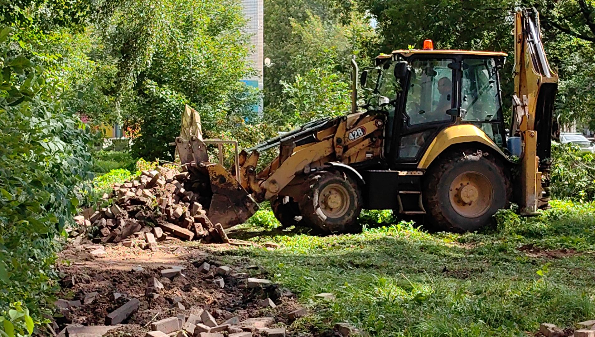сквер, тротуар, урна, лавочка, камера видеонаблюдения,