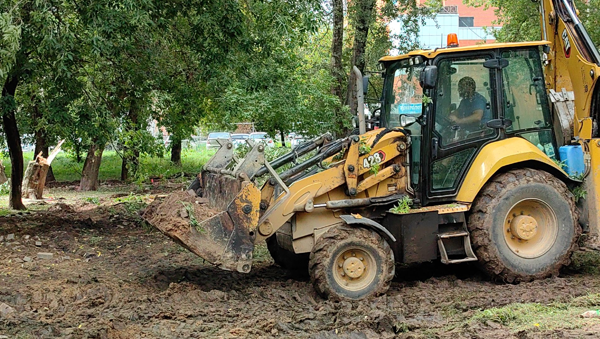 сквер, тротуар, урна, лавочка, камера видеонаблюдения,
