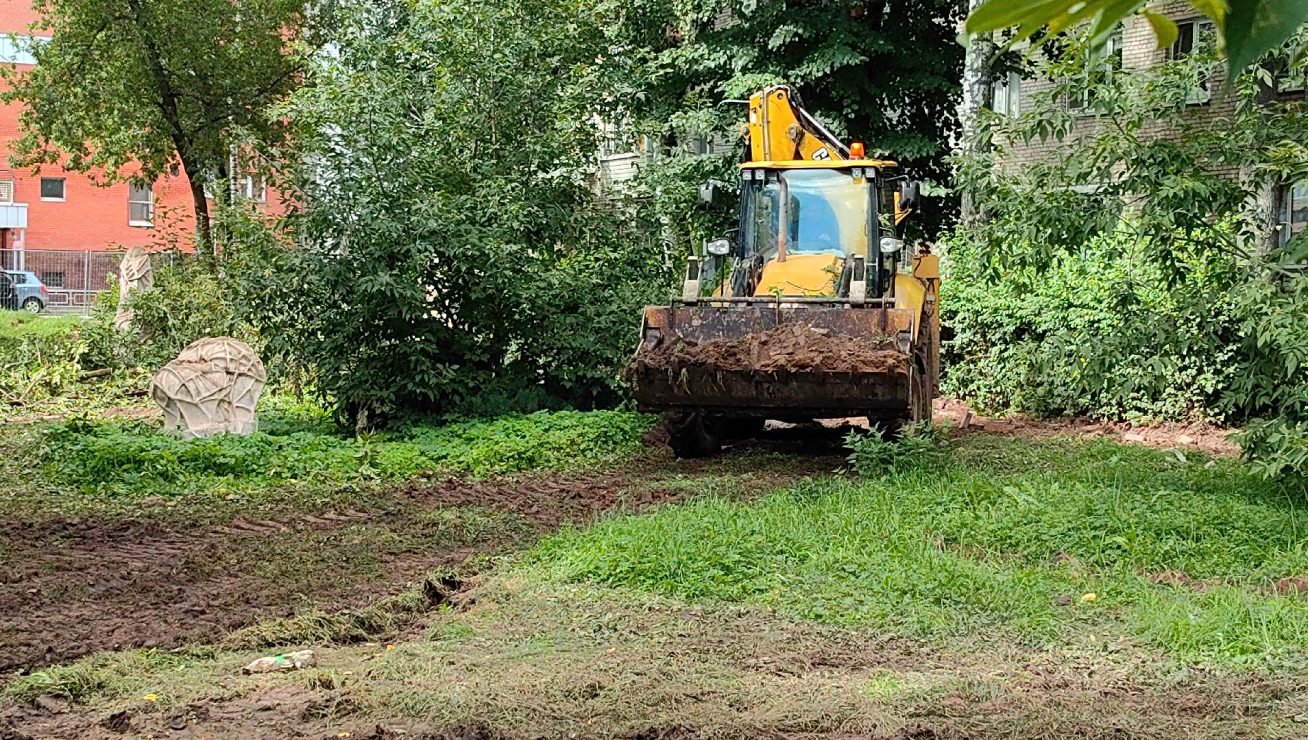 сквер, тротуар, урна, лавочка, камера видеонаблюдения,