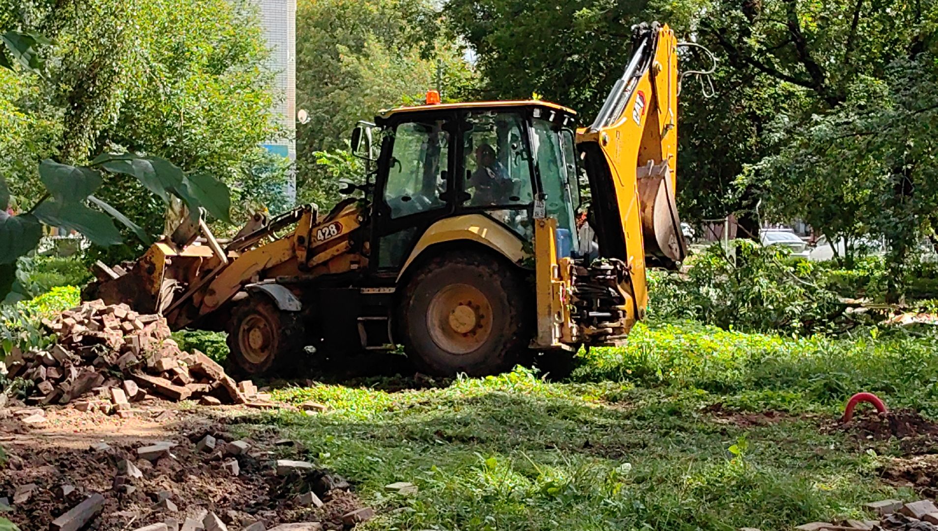 сквер, тротуар, урна, лавочка, камера видеонаблюдения,