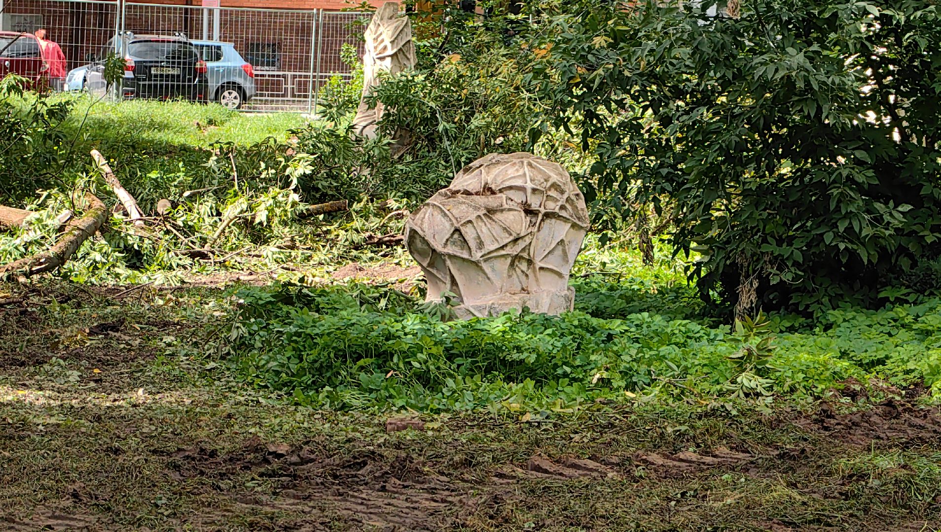 сквер, тротуар, урна, лавочка, камера видеонаблюдения,