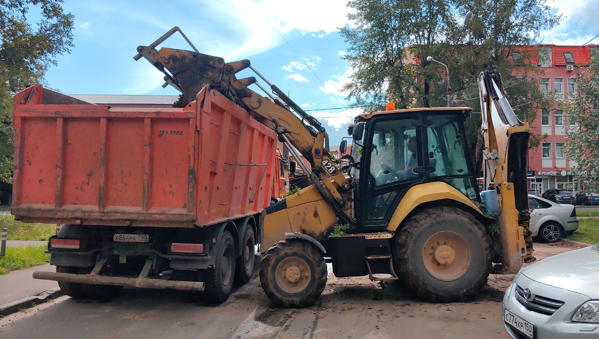 сквер, тротуар, урна, лавочка, камера видеонаблюдения,