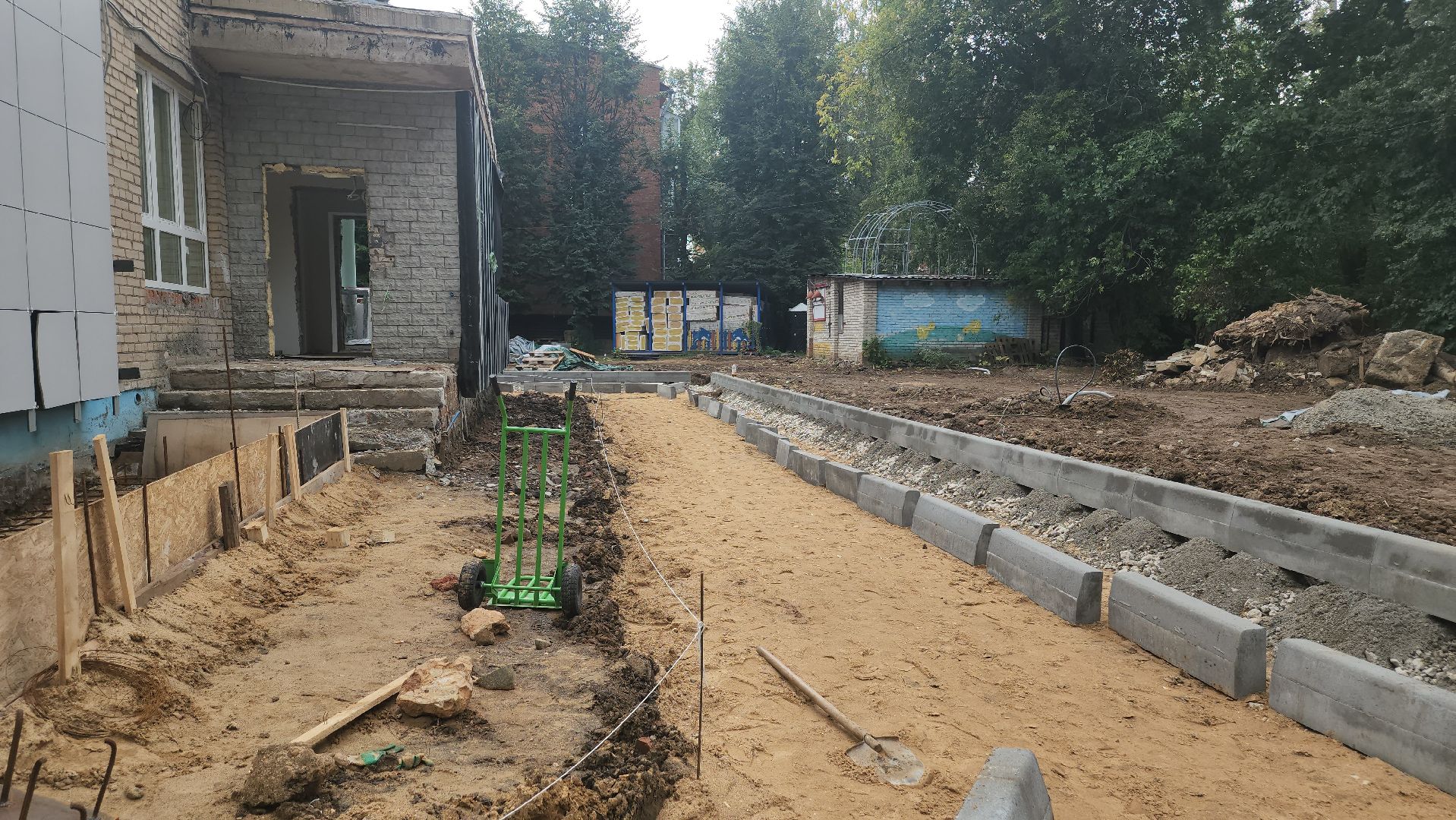 детский спектакль, капремонт, бордюрный камень, фасадная плитка, слаботочные сети,