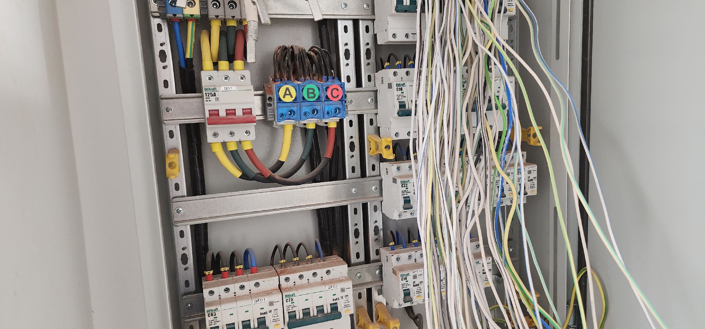 детский спектакль, капремонт, бордюрный камень, фасадная плитка, слаботочные сети,