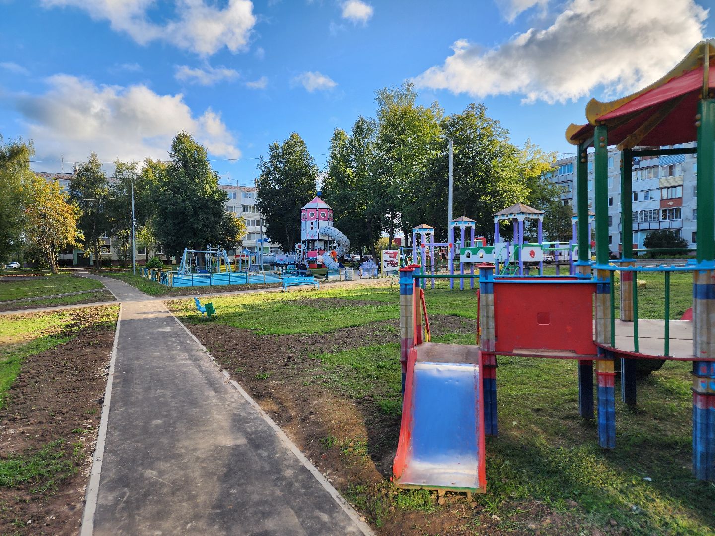 чехов, деревня манушкино , благоустройство двора , парковки , тротуары , пешеходные дорожки, детские площадки, зоны отдыха , уличное освещение, госпрограмма московской области, формирование комфортной городской среды,