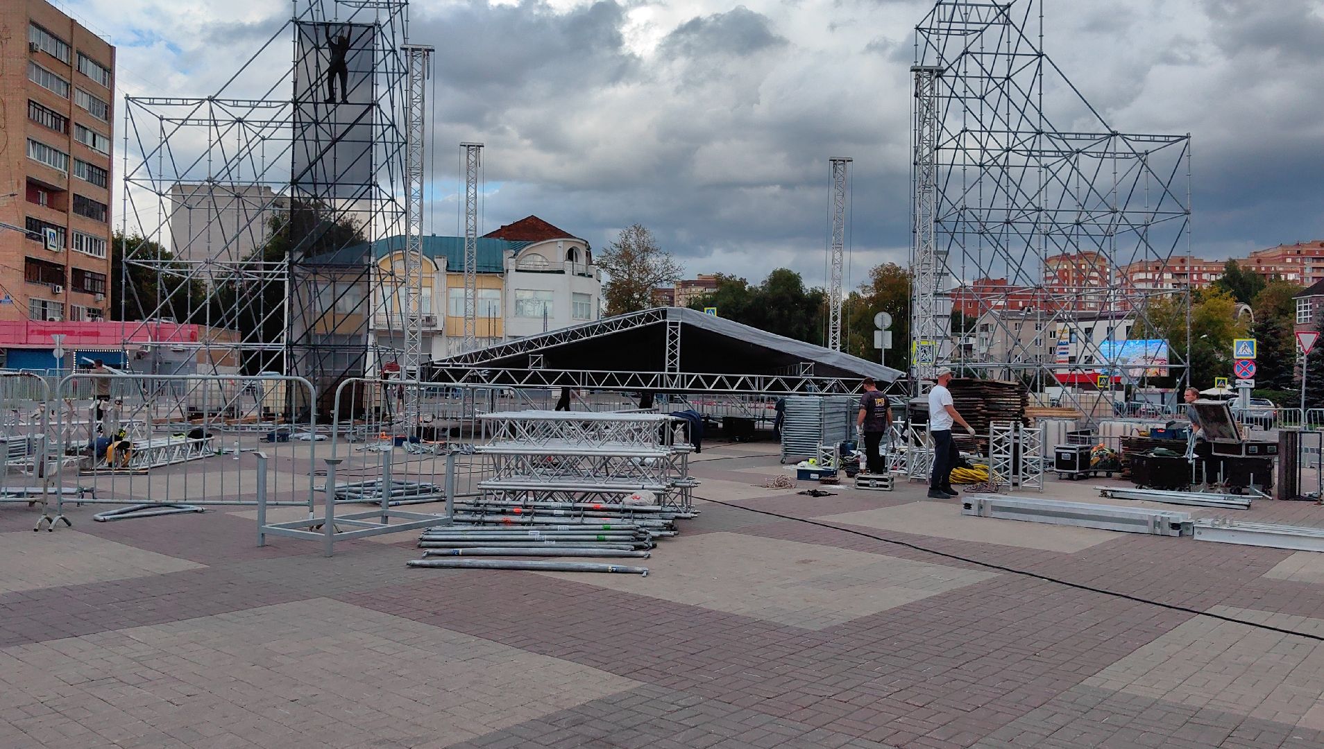 сцена , праздник, день города, флаг, выставка,