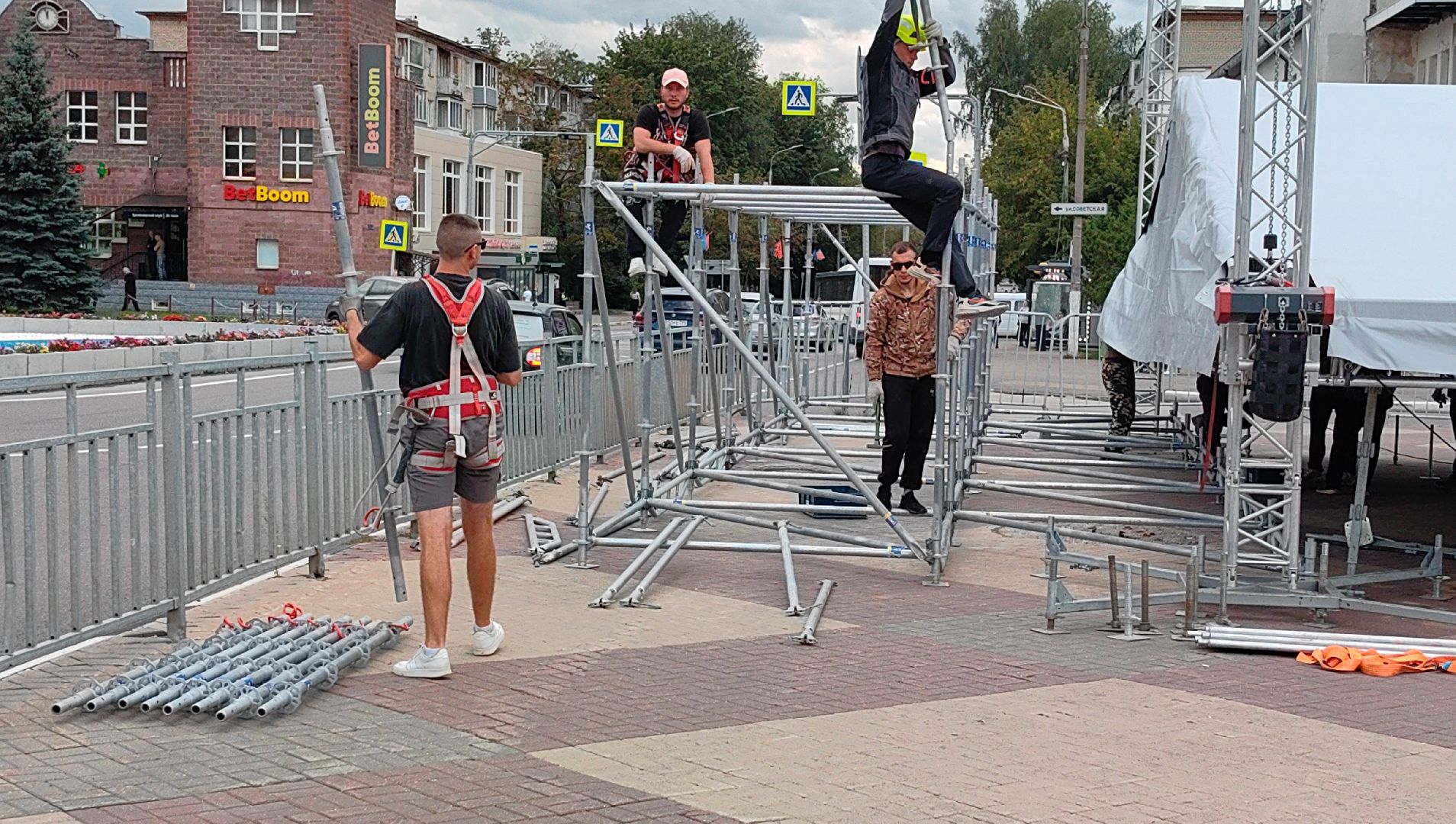 сцена , праздник, день города, флаг, выставка,