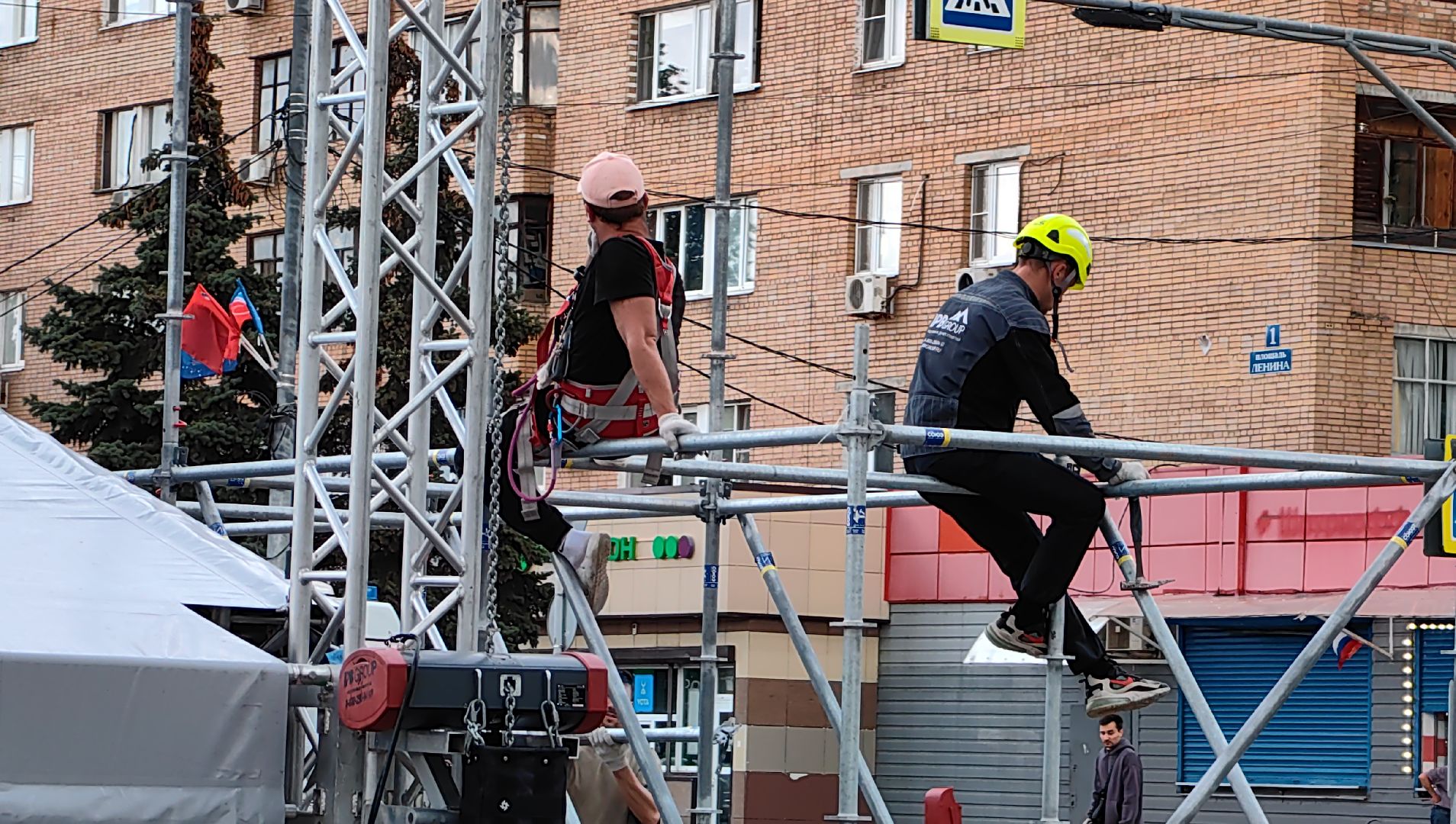 сцена , праздник, день города, флаг, выставка,