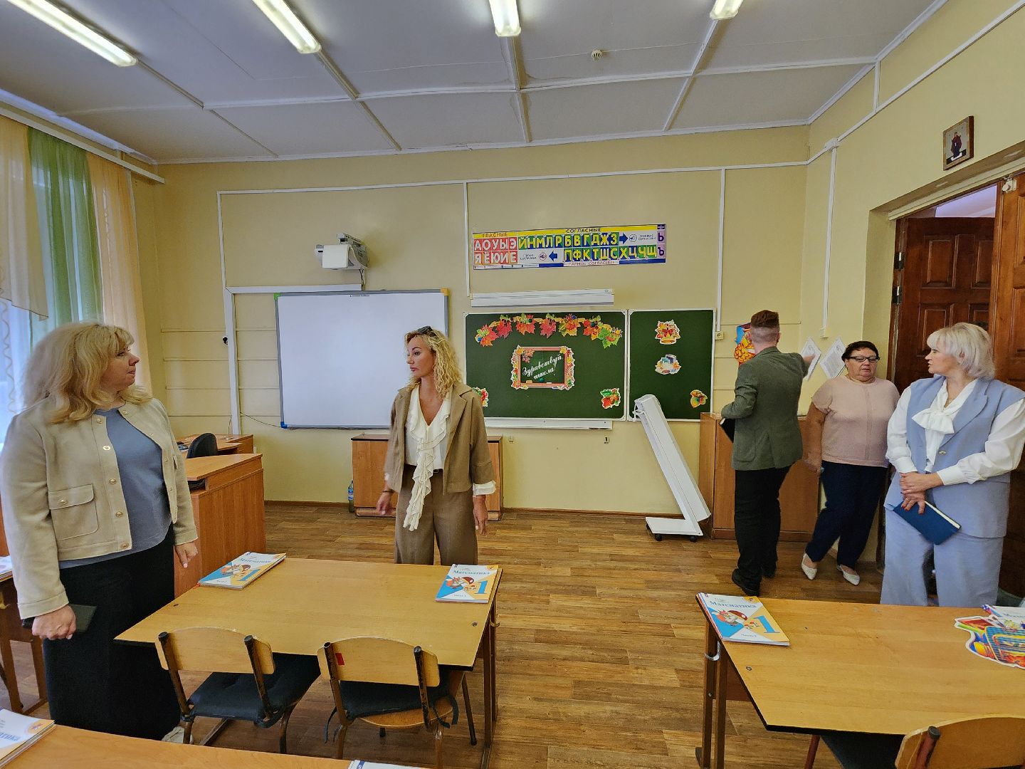 чехов, микрорайон венюково , улица гагарина , начальная школа, сош 9, подготовка к новому учебному году, текущий ремонт, замена радиаторов отопления, новые учителя, комиссия, проверка,учебники, благоустройство школьного двора,