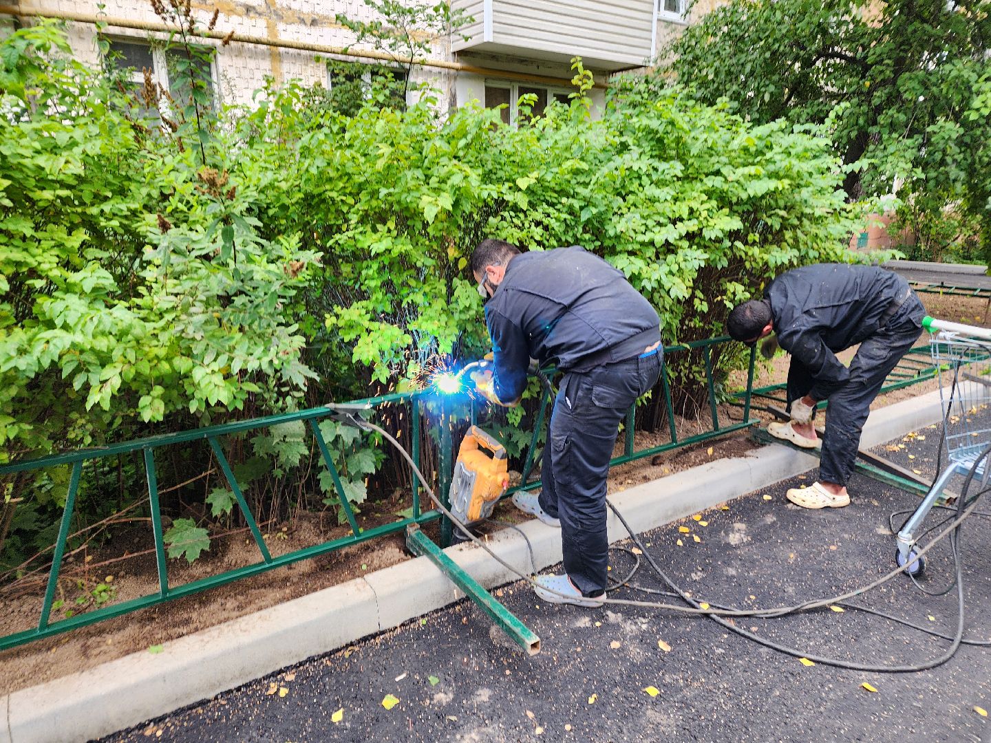 чехов, улица мира, благоустройство двора, установка ограждений, покраска ограды, наружное освещение, уличное освещение, видеокамеры, система безопасный регион, детские площадки, спортивные комплексы, парковки, пешеходные дорожки, госпрограмма московской области, зоны отдыха, формирование комфортной городской среды,