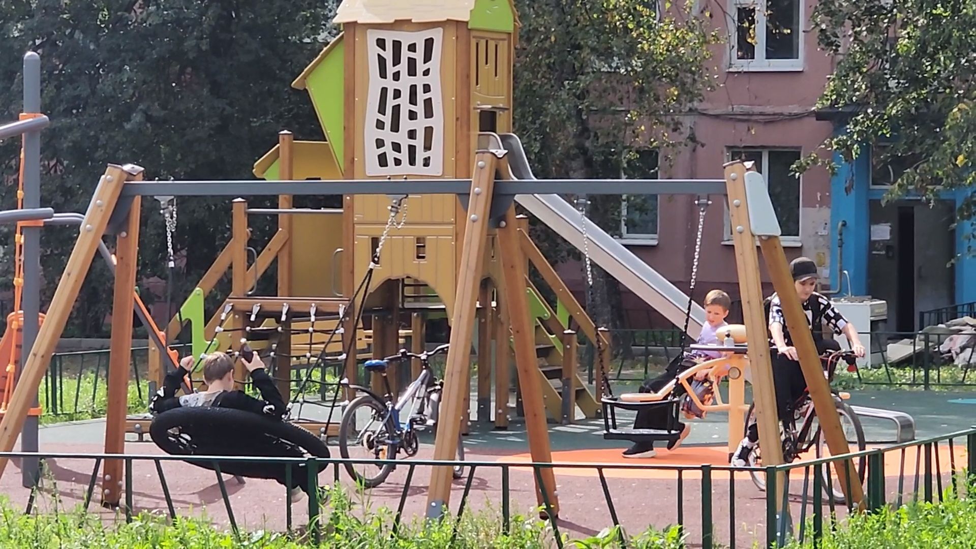 чехов, улица мира, благоустройство двора, установка ограждений, покраска ограды, наружное освещение, уличное освещение, видеокамеры, система безопасный регион, детские площадки, спортивные комплексы, парковки, пешеходные дорожки, госпрограмма московской области, зоны отдыха, формирование комфортной городской среды,