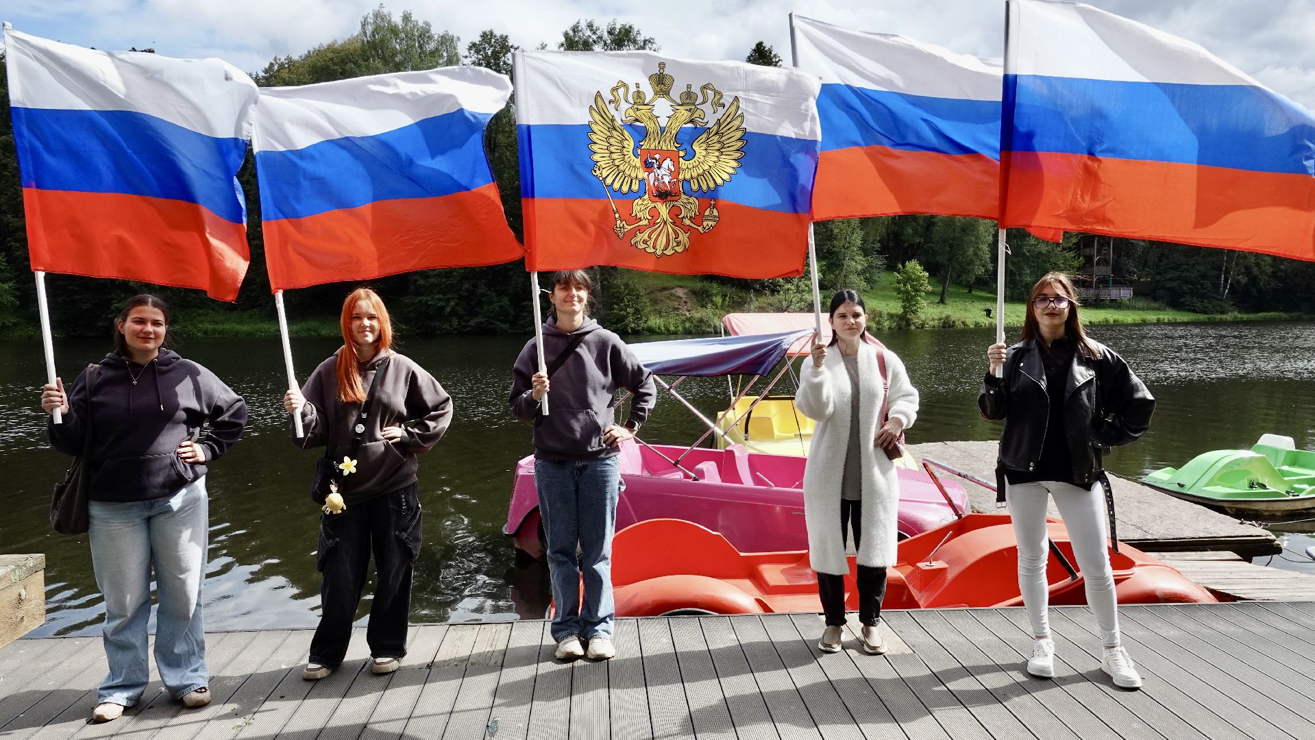 флешмоб , сергиев посад, сергиево-посадский городской округ, день российского флага, триколор, парки мо, скитские пруды, акция, молодежь, активное долголетие,