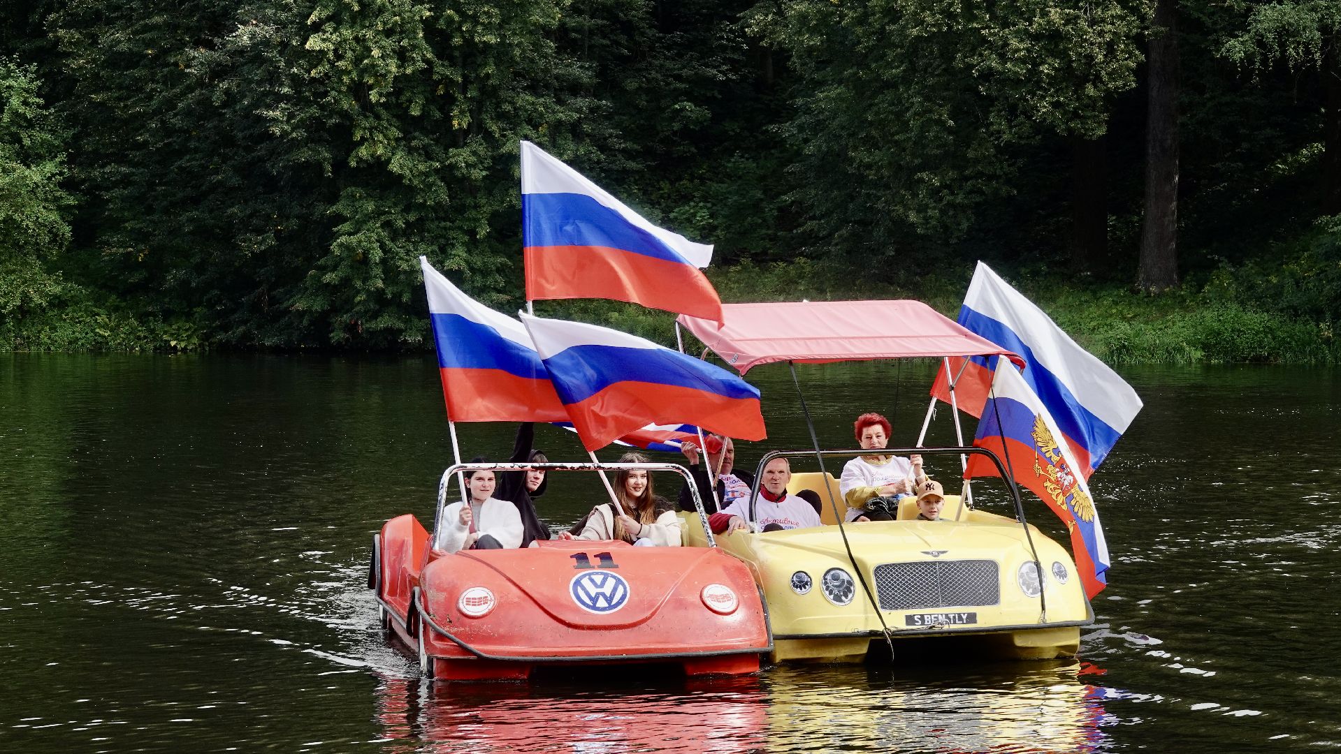 флешмоб , сергиев посад, сергиево-посадский городской округ, день российского флага, триколор, парки мо, скитские пруды, акция, молодежь, активное долголетие,