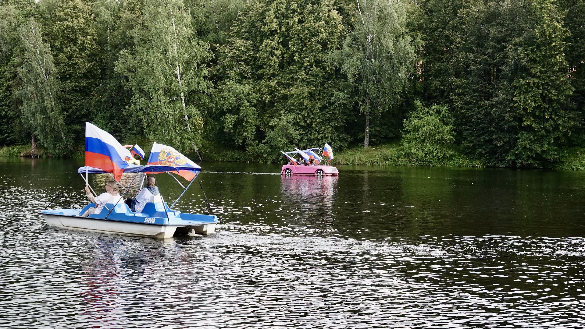 флешмоб , сергиев посад, сергиево-посадский городской округ, день российского флага, триколор, парки мо, скитские пруды, акция, молодежь, активное долголетие,