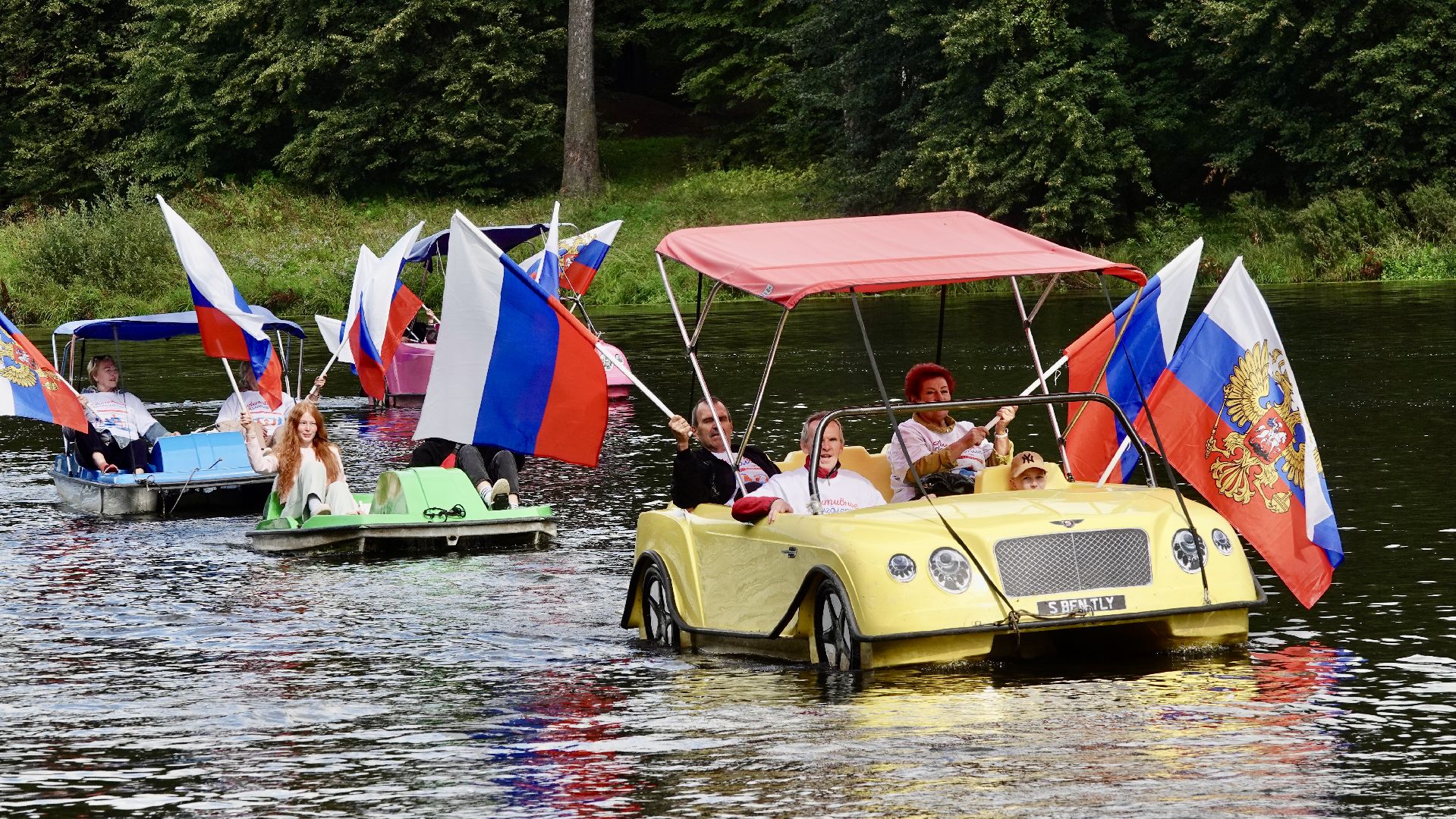 флешмоб , сергиев посад, сергиево-посадский городской округ, день российского флага, триколор, парки мо, скитские пруды, акция, молодежь, активное долголетие,
