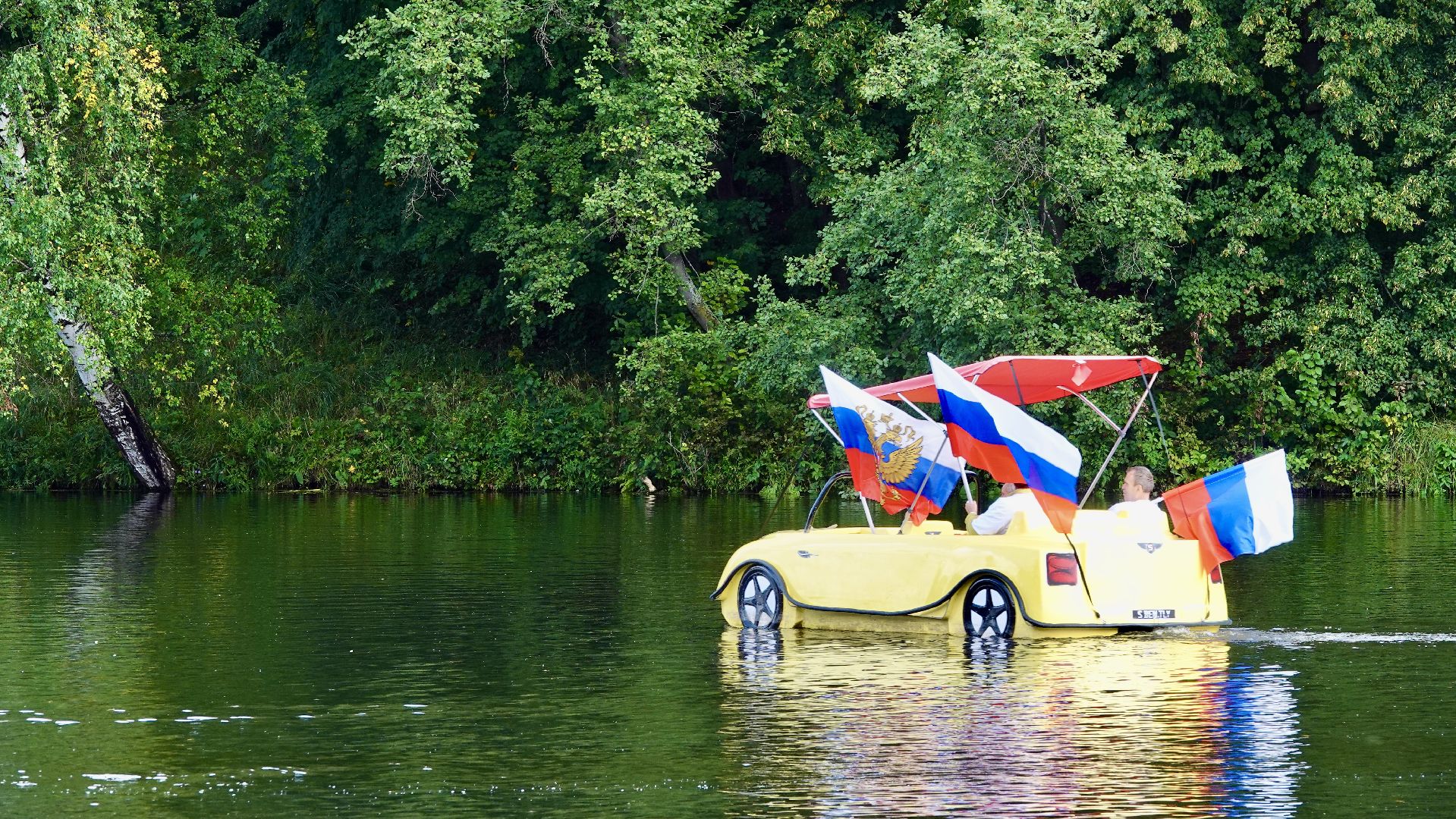 флешмоб , сергиев посад, сергиево-посадский городской округ, день российского флага, триколор, парки мо, скитские пруды, акция, молодежь, активное долголетие,