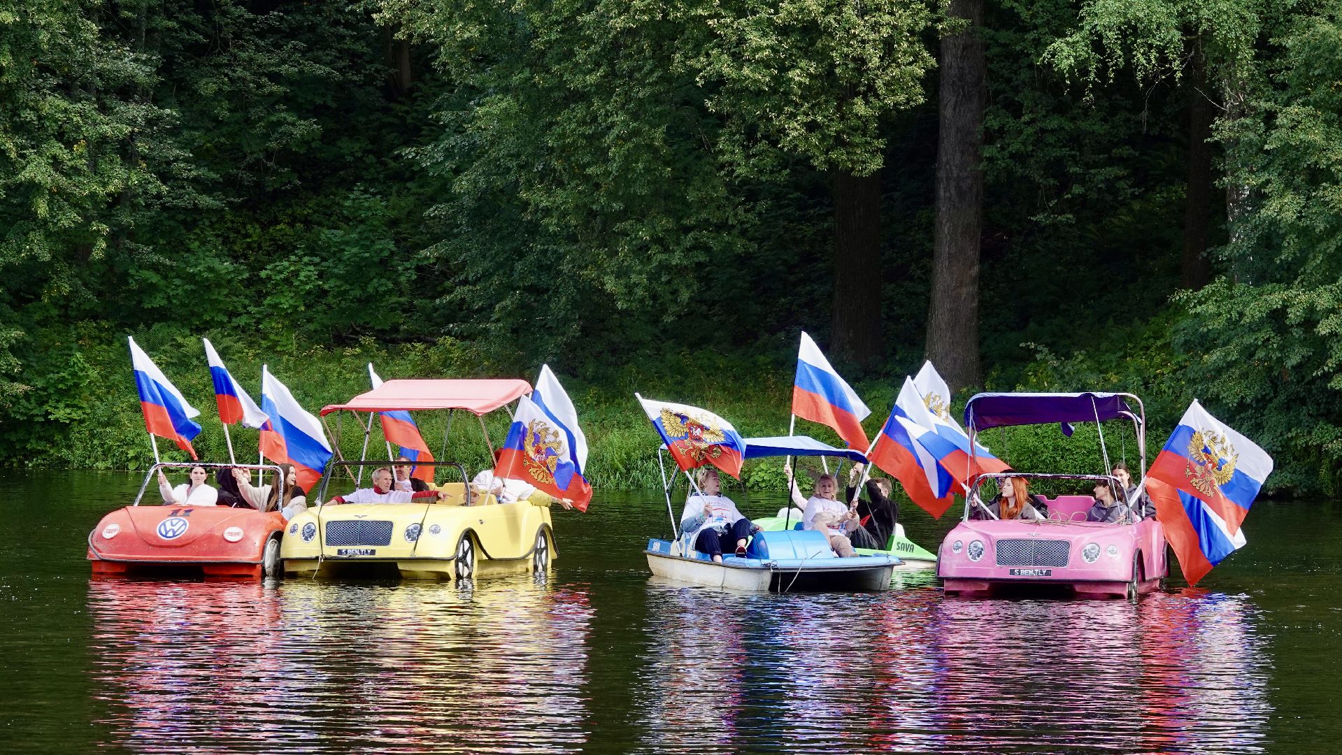 флешмоб , сергиев посад, сергиево-посадский городской округ, день российского флага, триколор, парки мо, скитские пруды, акция, молодежь, активное долголетие,