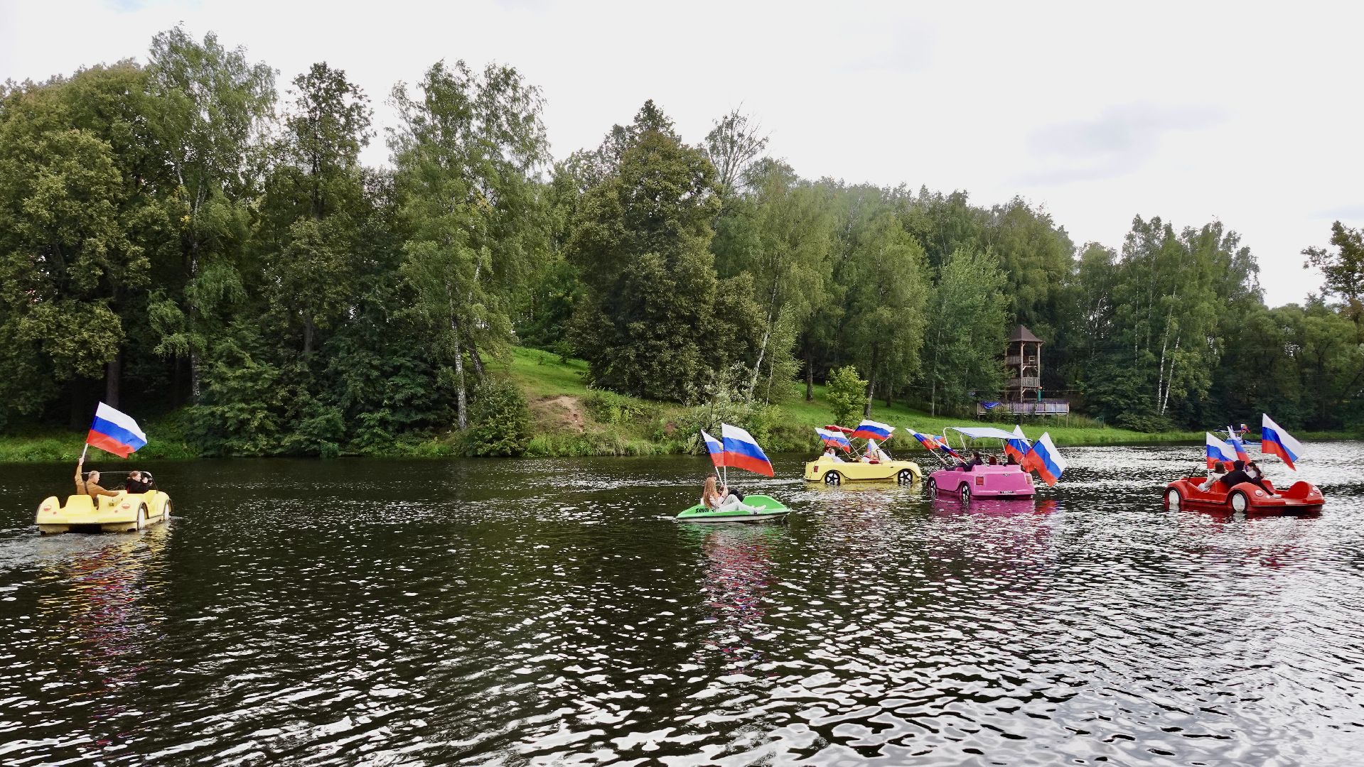 флешмоб , сергиев посад, сергиево-посадский городской округ, день российского флага, триколор, парки мо, скитские пруды, акция, молодежь, активное долголетие,
