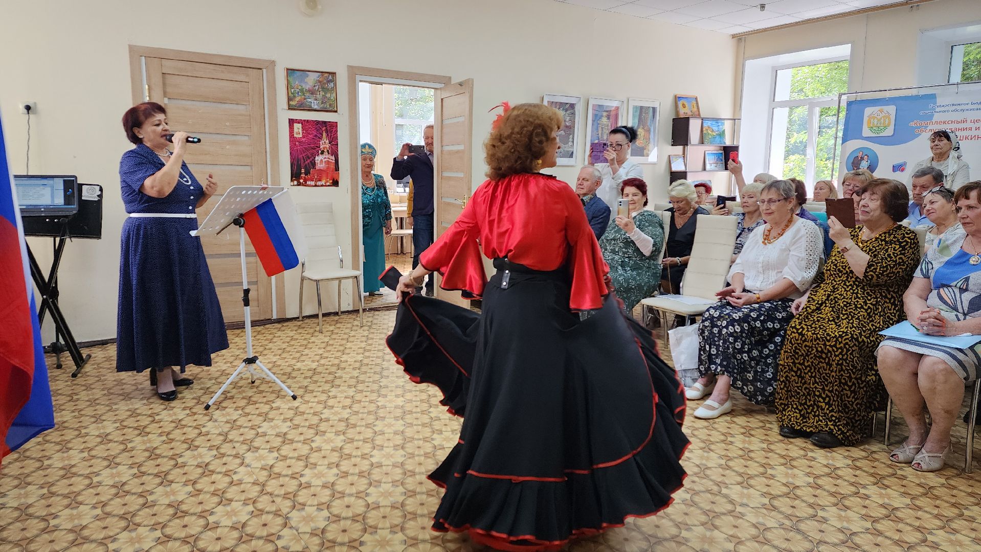 вертикалки, активное долголети, пушкино, день россии 2025, концерт, песни о родине, песни и танцы,любовь к родине,зрители,государственный праздник,