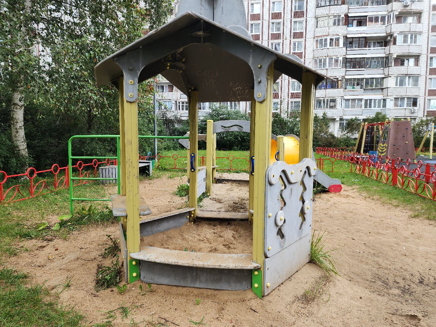 Черноголовка, детска игровая площадка, песочница,