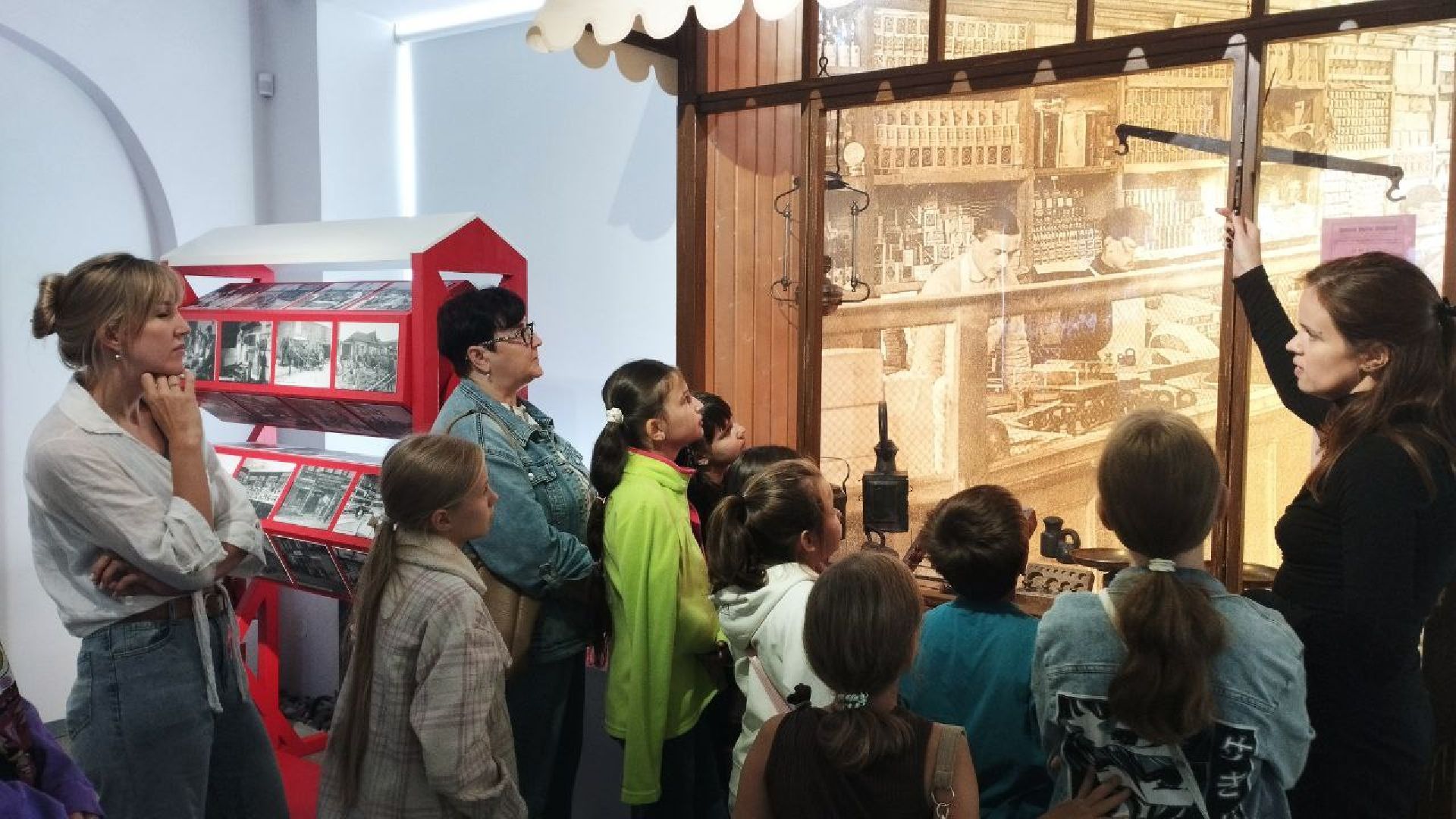 вертикалки, ивантеевка, щёлково, историко-художественный музей, художественная выставка, дети с овз, центр социального обслуживания, экскурсия, социализация детей,