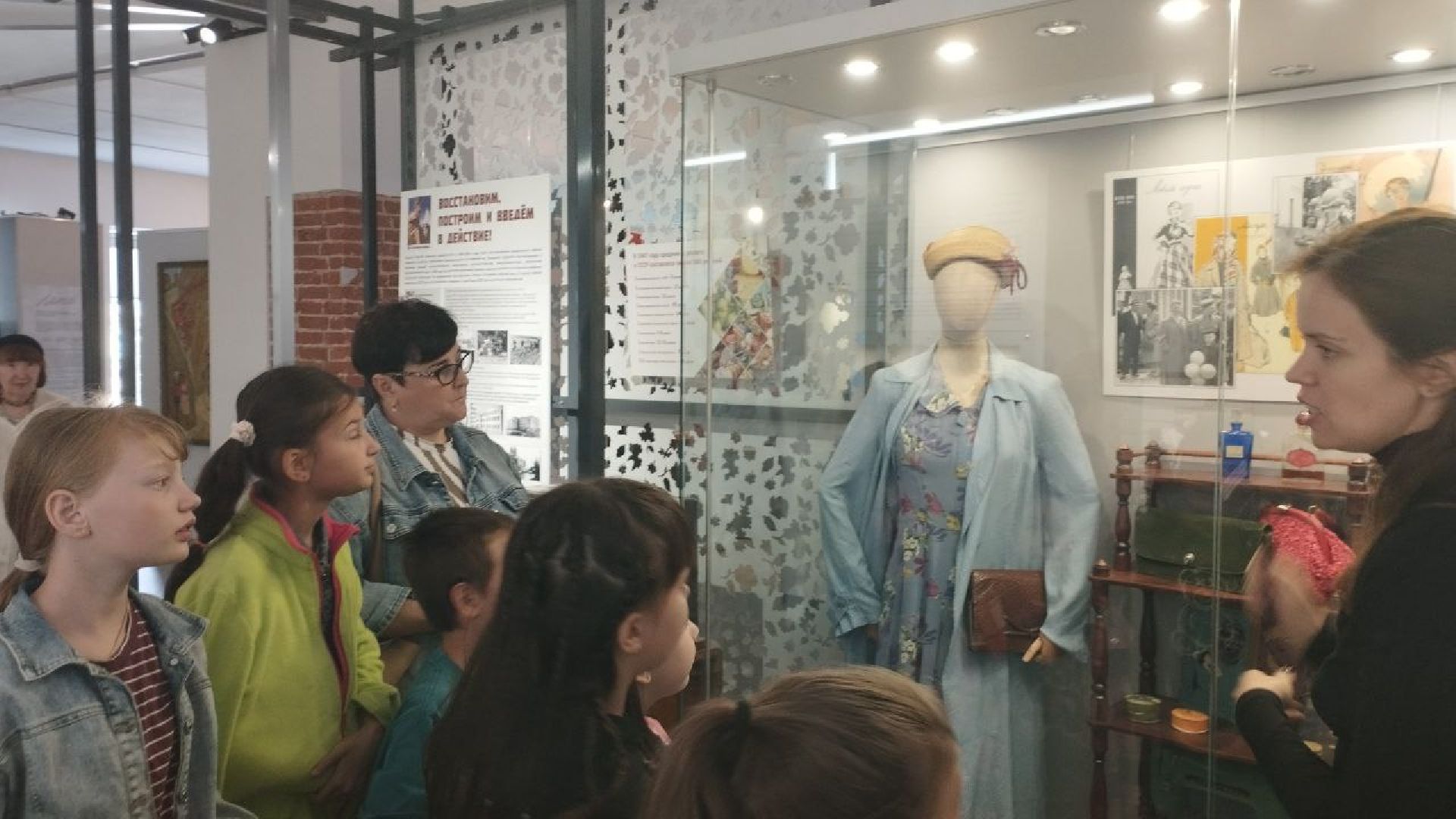 вертикалки, ивантеевка, щёлково, историко-художественный музей, художественная выставка, дети с овз, центр социального обслуживания, экскурсия, социализация детей,