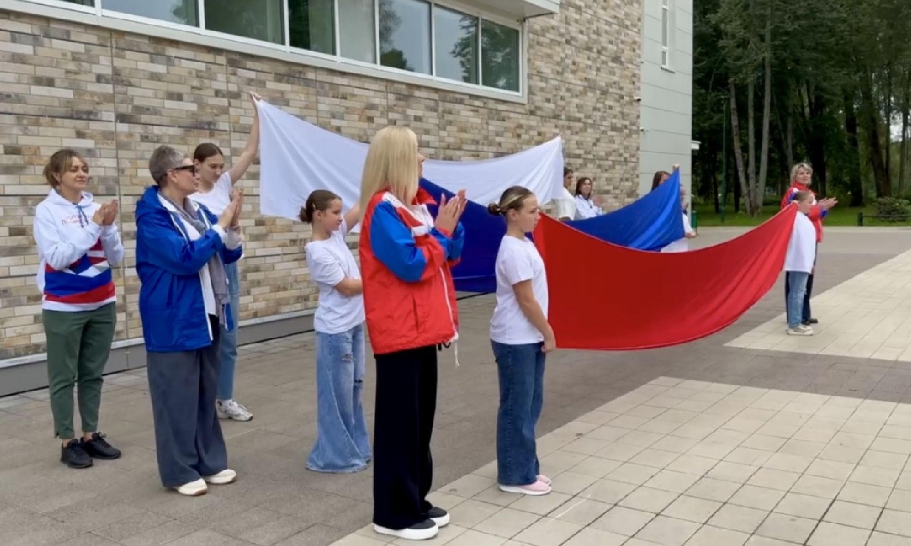 зато молодежный, день флага россии, триколор акция,