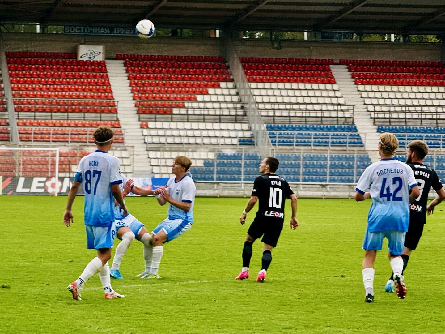 сатурн, леон сатурн, футбол, вторая лига , футбольный матч, футбольные фанаты,