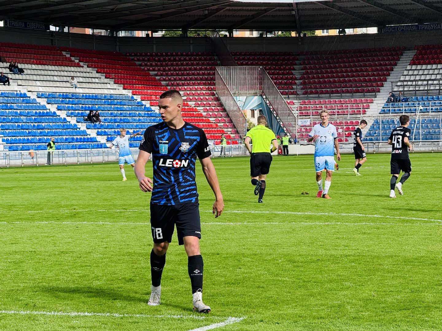 сатурн, леон сатурн, футбол, вторая лига , футбольный матч, футбольные фанаты,