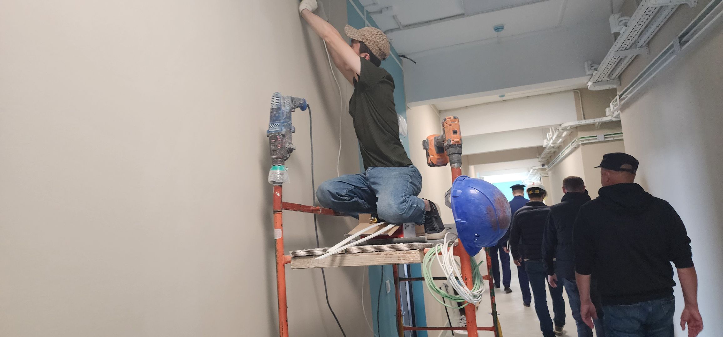 долгопрудный, школы, капремонт, робот-мойщик, благоустройство пришкольной территории,  фасад, цоколь, парты,