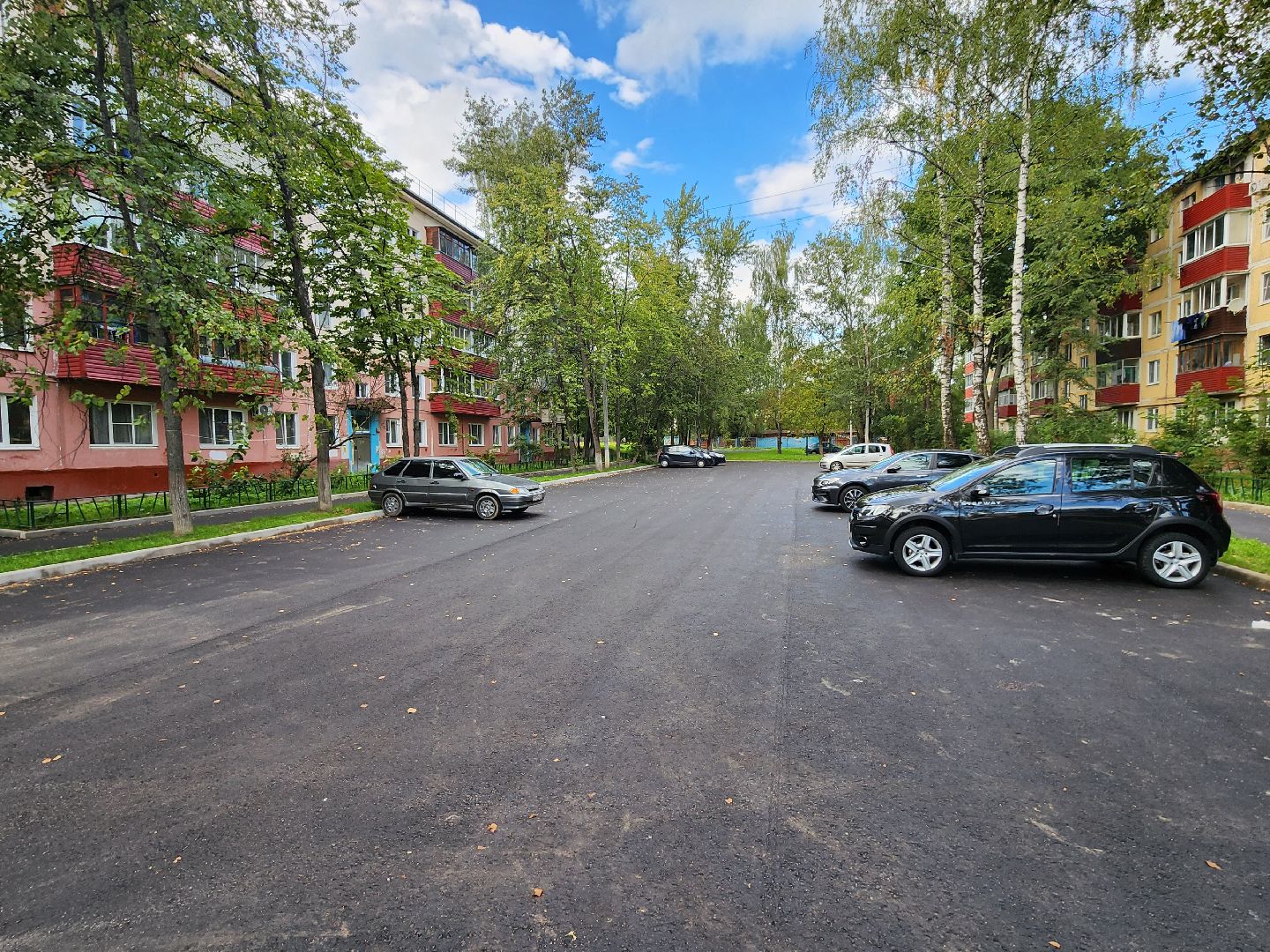 чехов, улица мира, благоустройство двора, ремонт проездов, новые пешеходные дорожки и тропинки, расширение парковок, новые автостоянки, улучшение наружного освещения, детские и спортивные площадки, дорожный ремонт, уборка территории,  озеленение двора, госпрограмма московской области, зоны отдыха, формирование комфортной городской среды,