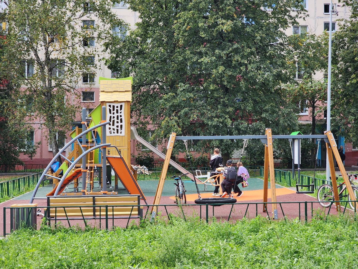 чехов, улица мира, благоустройство двора, ремонт проездов, новые пешеходные дорожки и тропинки, расширение парковок, новые автостоянки, улучшение наружного освещения, детские и спортивные площадки, дорожный ремонт, уборка территории,  озеленение двора, госпрограмма московской области, зоны отдыха, формирование комфортной городской среды,