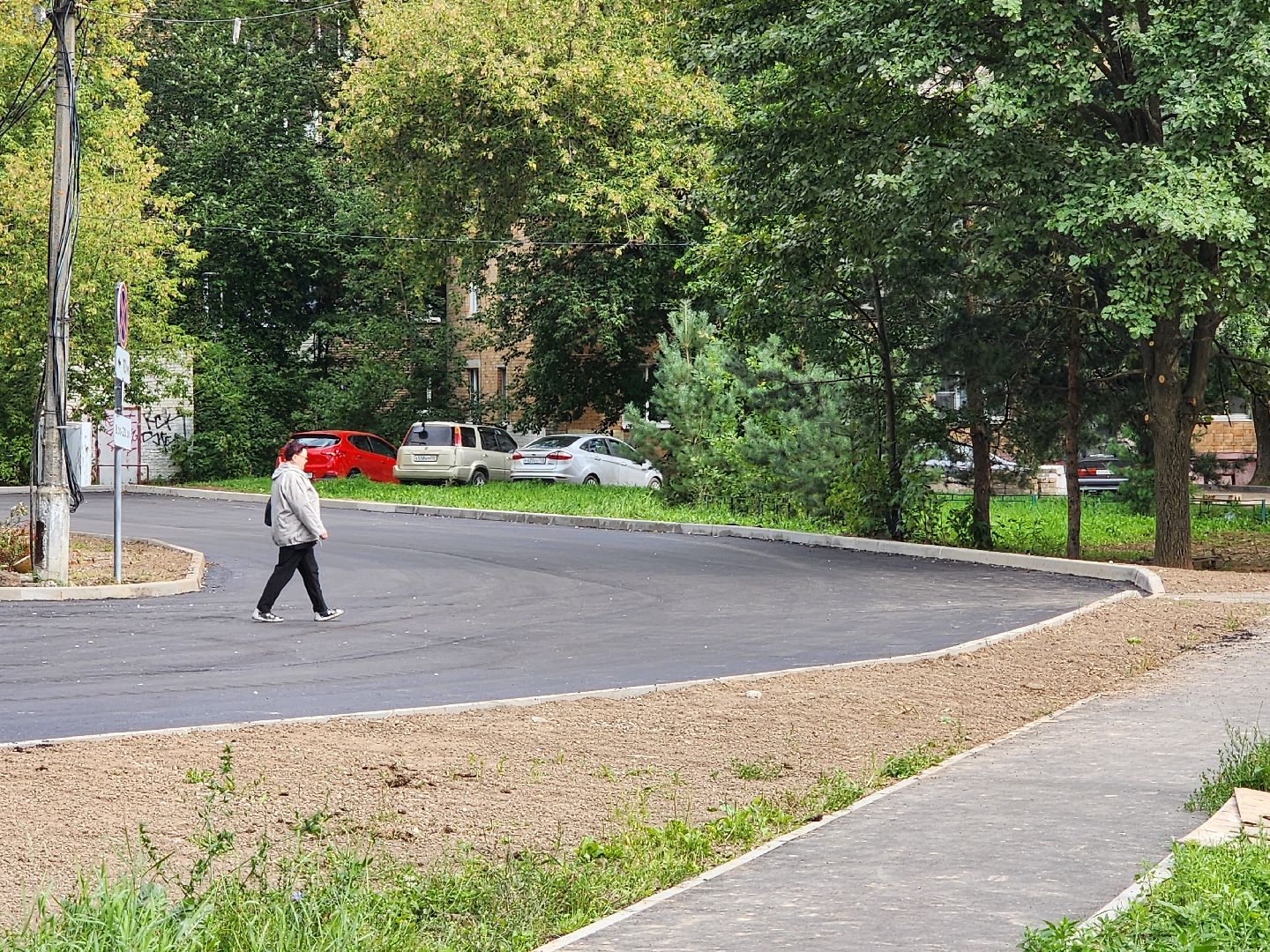 чехов, улица мира, благоустройство двора, ремонт проездов, новые пешеходные дорожки и тропинки, расширение парковок, новые автостоянки, улучшение наружного освещения, детские и спортивные площадки, дорожный ремонт, уборка территории,  озеленение двора, госпрограмма московской области, зоны отдыха, формирование комфортной городской среды,