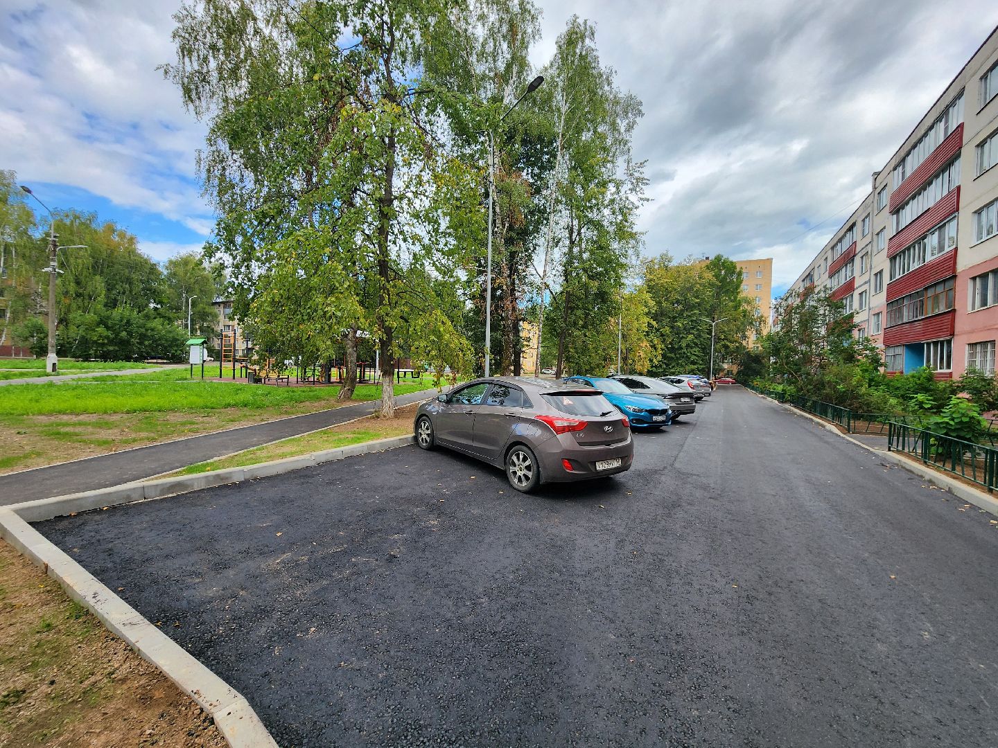 чехов, улица мира, благоустройство двора, ремонт проездов, новые пешеходные дорожки и тропинки, расширение парковок, новые автостоянки, улучшение наружного освещения, детские и спортивные площадки, дорожный ремонт, уборка территории,  озеленение двора, госпрограмма московской области, зоны отдыха, формирование комфортной городской среды,