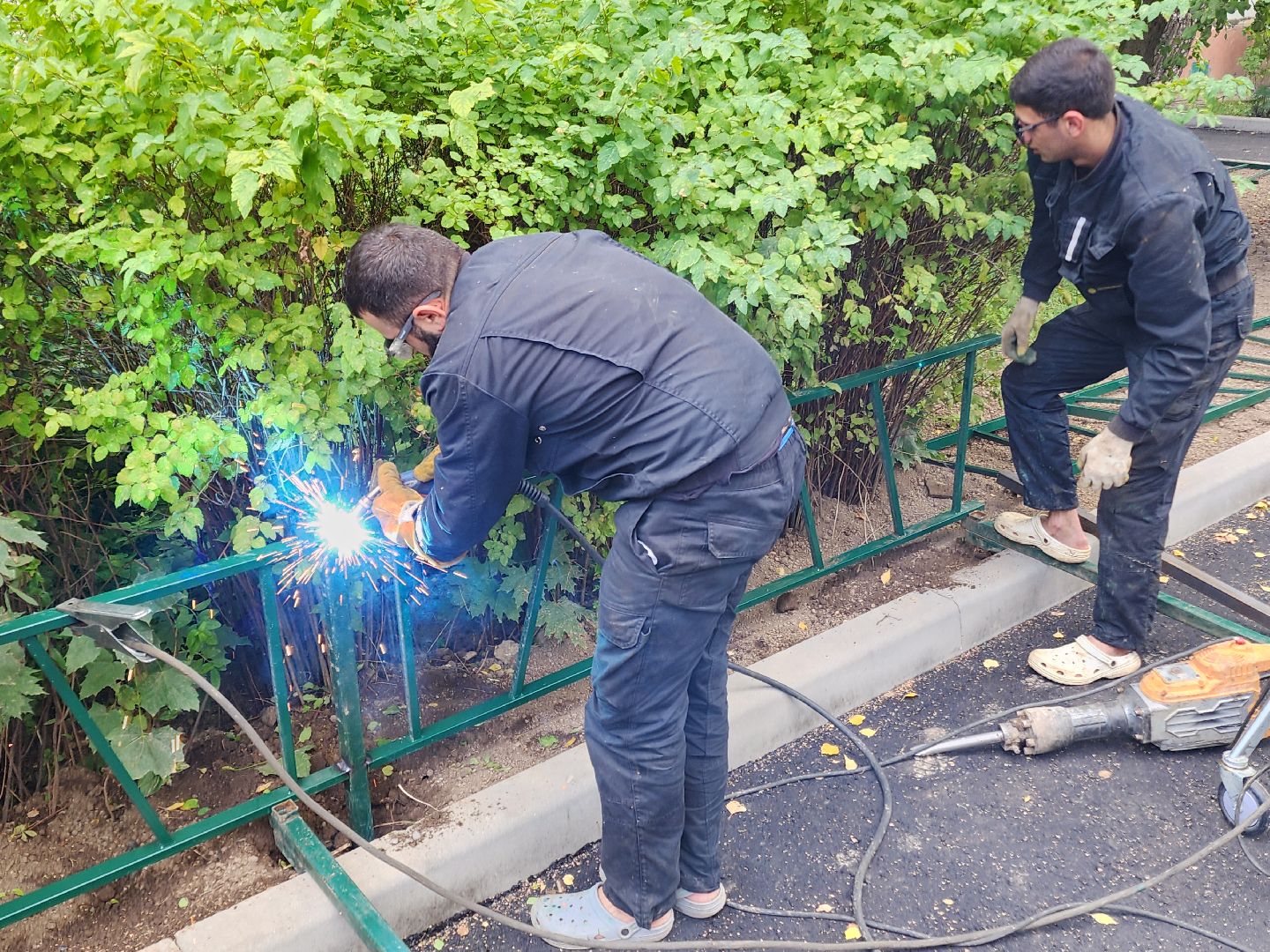 чехов, улица мира, благоустройство двора, ремонт проездов, новые пешеходные дорожки и тропинки, расширение парковок, новые автостоянки, улучшение наружного освещения, детские и спортивные площадки, дорожный ремонт, уборка территории,  озеленение двора, госпрограмма московской области, зоны отдыха, формирование комфортной городской среды,