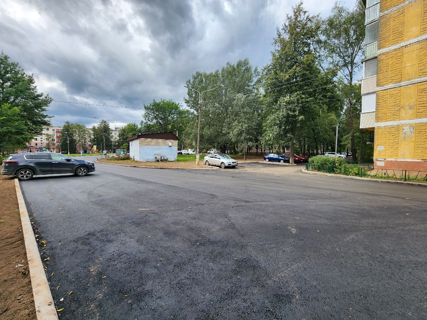 чехов, улица мира, благоустройство двора, ремонт проездов, новые пешеходные дорожки и тропинки, расширение парковок, новые автостоянки, улучшение наружного освещения, детские и спортивные площадки, дорожный ремонт, уборка территории,  озеленение двора, госпрограмма московской области, зоны отдыха, формирование комфортной городской среды,