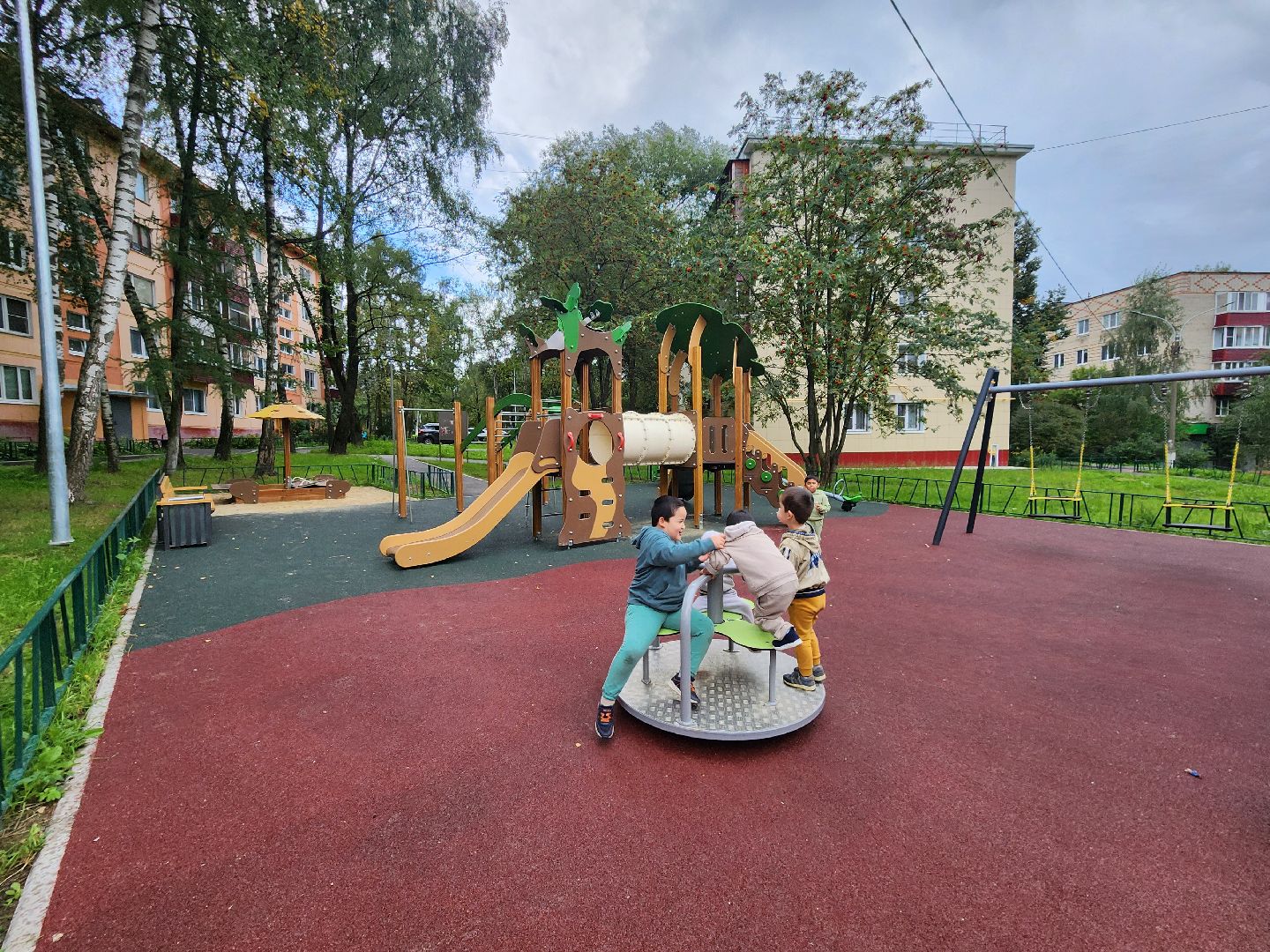 чехов, улица чехова, детская игровая площадка , игровой комплекс ,  качели карусели лазалки, песочница, лавочки и урны, благоустройство двора, пешеходные дорожки, зоны отдыха, парковки, госпрограмма московской области, формирование комфортной городской среды,