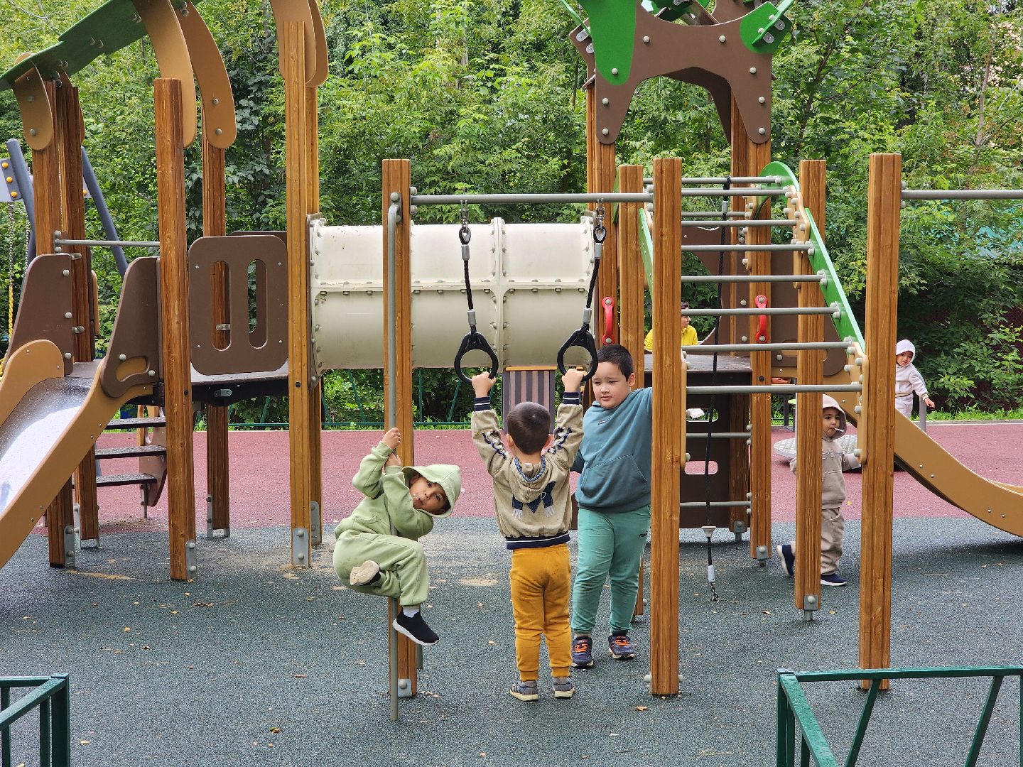 чехов, улица чехова, детская игровая площадка , игровой комплекс ,  качели карусели лазалки, песочница, лавочки и урны, благоустройство двора, пешеходные дорожки, зоны отдыха, парковки, госпрограмма московской области, формирование комфортной городской среды,