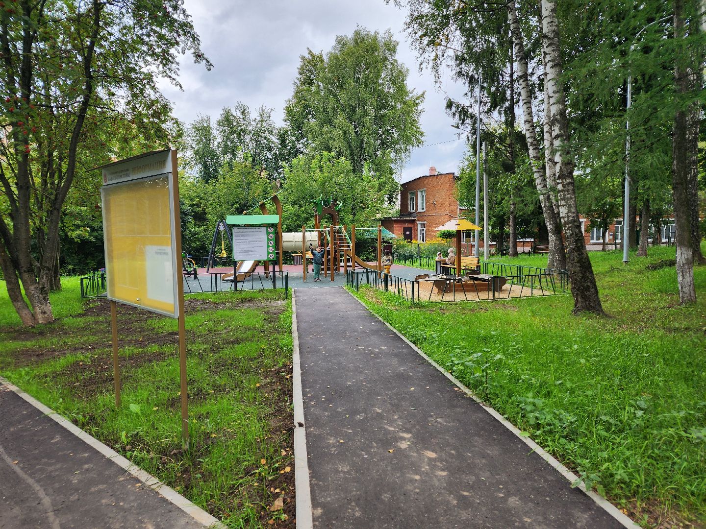 чехов, улица чехова, детская игровая площадка , игровой комплекс ,  качели карусели лазалки, песочница, лавочки и урны, благоустройство двора, пешеходные дорожки, зоны отдыха, парковки, госпрограмма московской области, формирование комфортной городской среды,