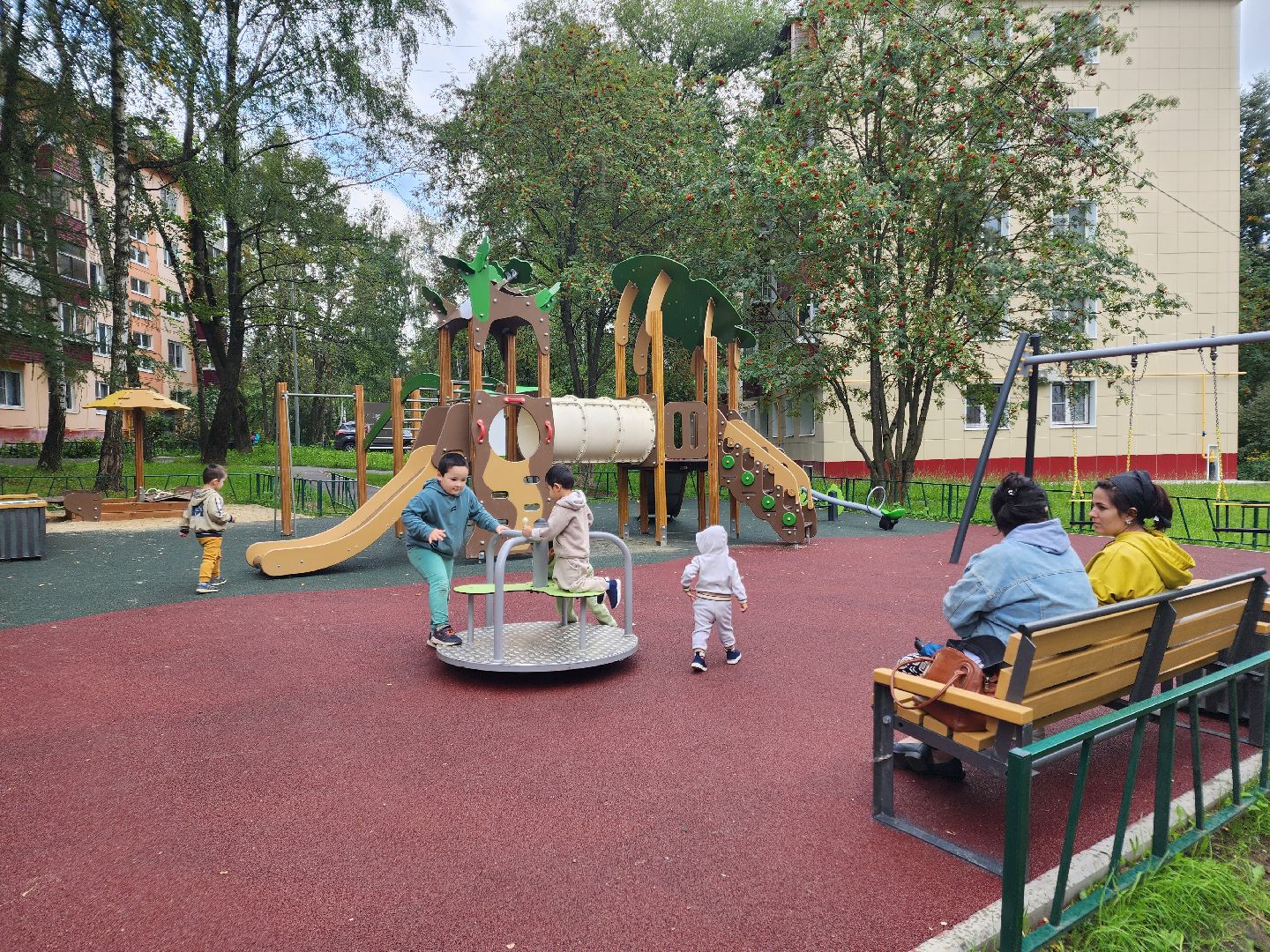 чехов, улица чехова, детская игровая площадка , игровой комплекс ,  качели карусели лазалки, песочница, лавочки и урны, благоустройство двора, пешеходные дорожки, зоны отдыха, парковки, госпрограмма московской области, формирование комфортной городской среды,