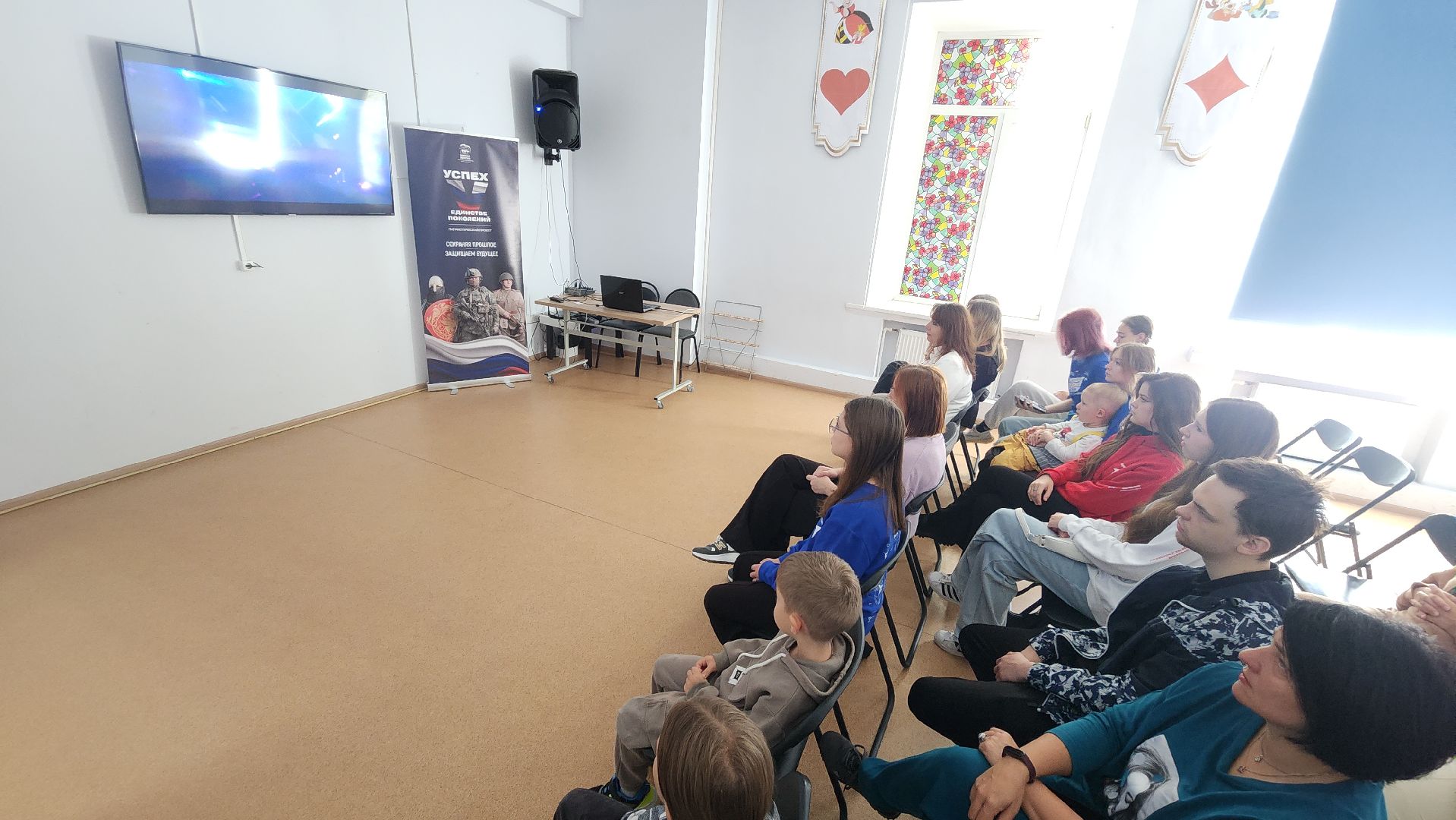 волоколамск, россия - мы, кинопоказ, библиотека,