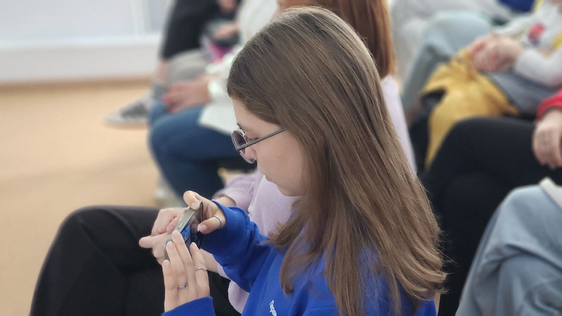 волоколамск, россия - мы, кинопоказ, библиотека,