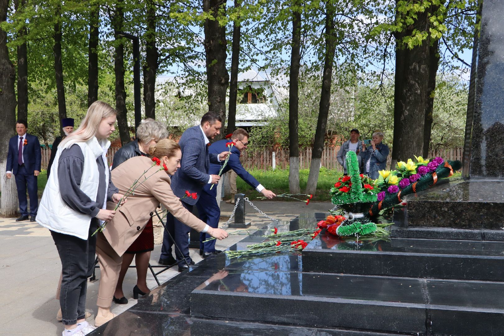 Серебряные Пруды, ветеран, братская могила