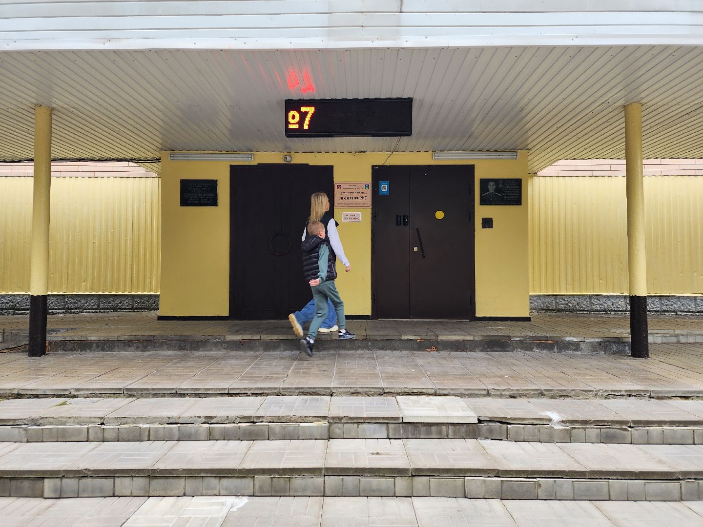 чехов, улица мира 7а, гимназия 7, подготовка к новому учебному году, кабинеты, учебники, книгообеспеченность, меню в столовой, новые блюда, текущий ремонт помещений, уборка, оборудование и мебель,директор гимназии елена рубцова,педагоги и учителя,