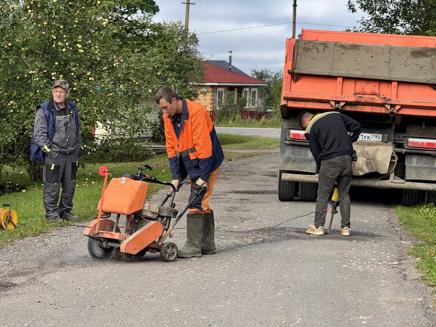 шаховская, ямочный ремон, ремонт дорог, коммунальная служба,